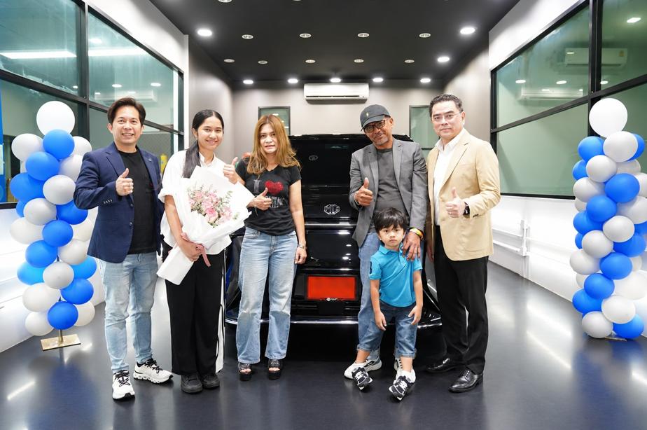 เนเน่ รอยัล และครอบครัวอำลอยรับ MG MAXUS 9 V PLUS ที่ภูเก็ต