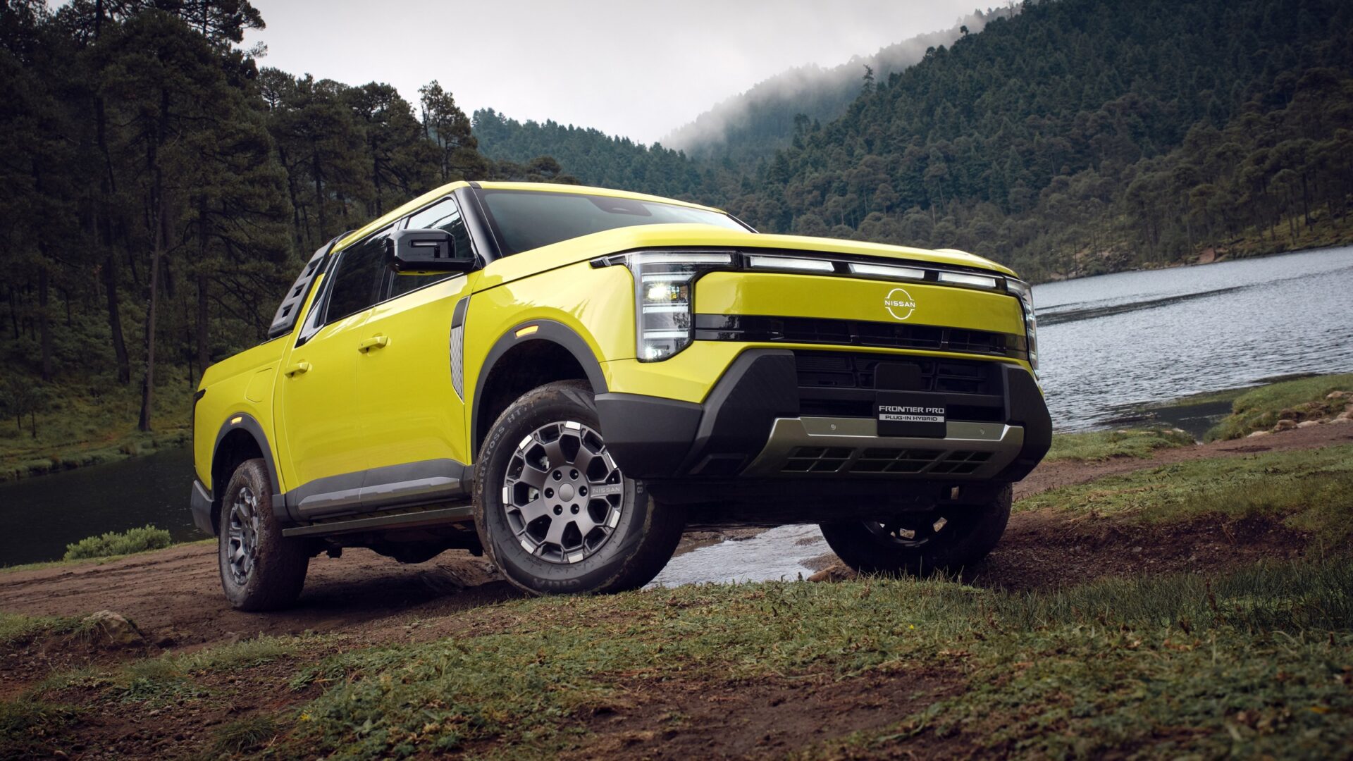 Nissan Frontier Pro มุมหน้าเฉียงริมทะเลสาบ ไฟหน้า LED และกระจังหน้า