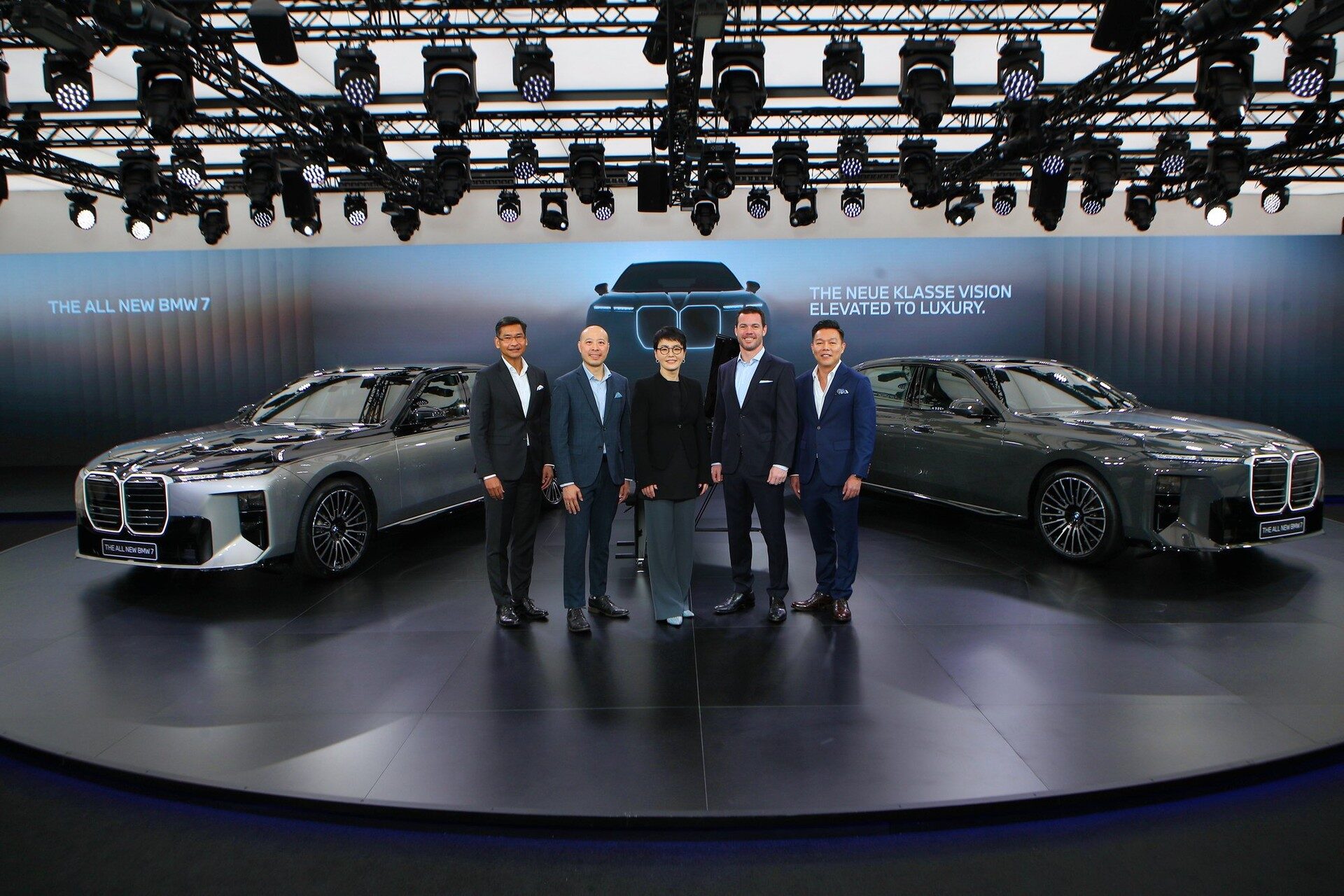 ผู้บริหารบีเอ็มดับเบิลยู ประเทศไทย ในงานเปิดตัว BMW ซีรีส์ 7 ใหม่