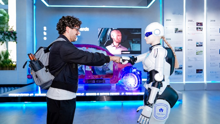 หุ่นยนต์ AiMOGA จับมือทักทายผู้ร่วมงาน 2026 Chery International User Summit