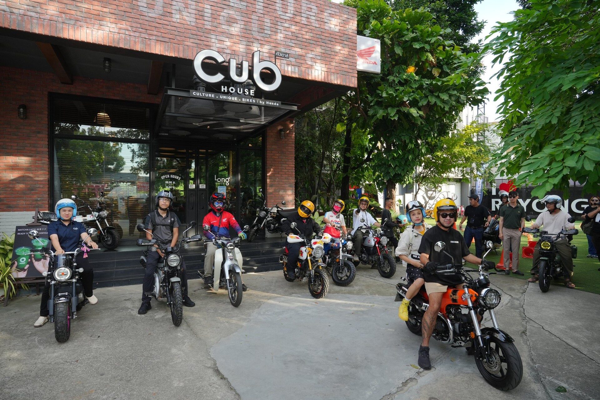 ผู้ร่วมทริปกับรถจักรยานยนต์ฮอนด้าหน้า CUB House ระยอง