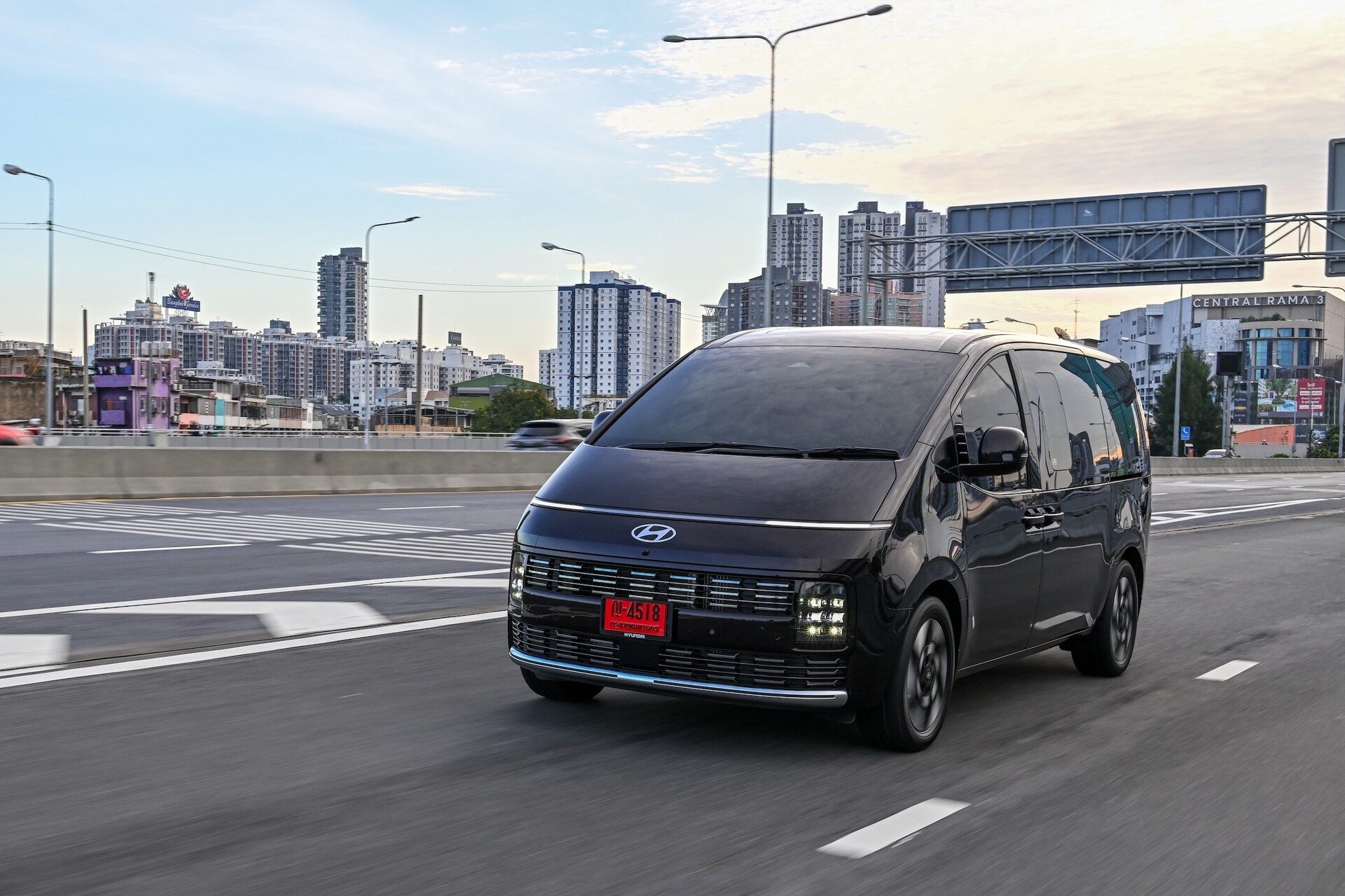 Hyundai STARIA Hybrid 2026 สีดำ ขณะขับบนทางด่วนในเมือง