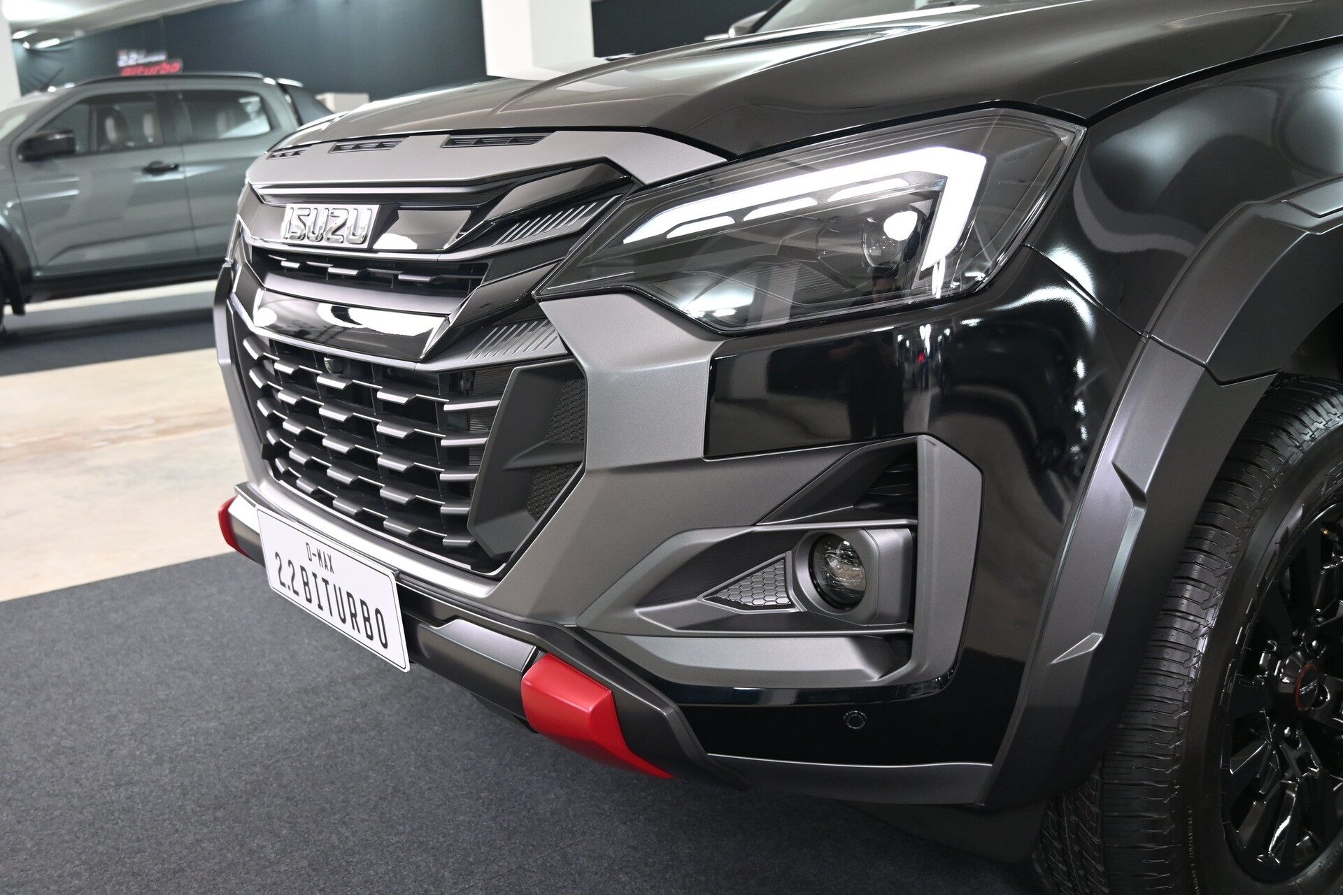 กระจังหน้า D-MAX V-CROSS เกรด M สีเทาดำและ Onyx Black