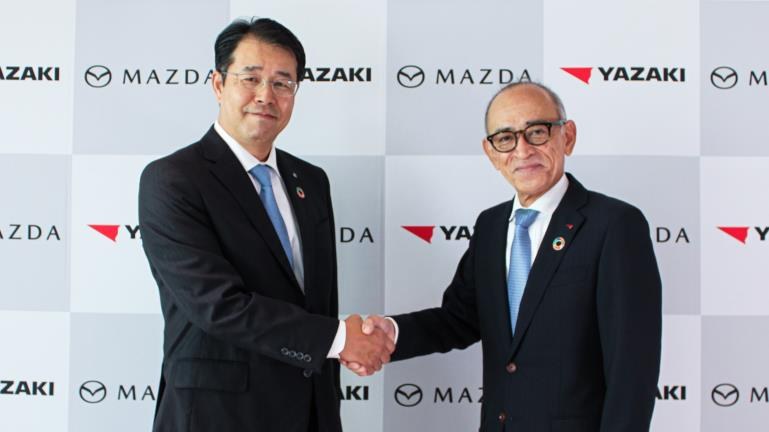 ผู้บริหาร Mazda และ Yazaki จับมือกันหน้าฉากโลโก้สองบริษัท