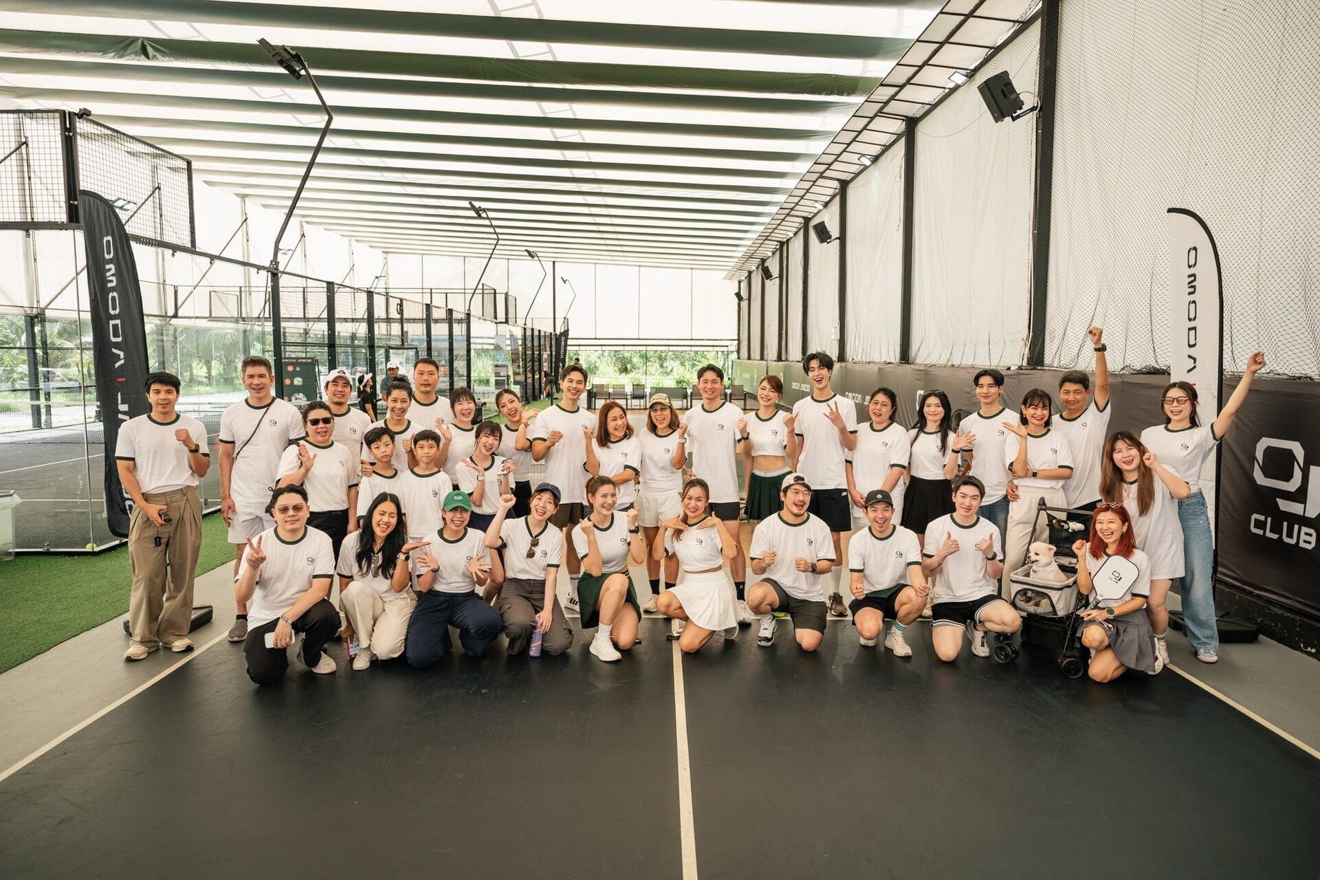 ภาพหมู่ผู้ร่วมกิจกรรม OJ CLUB – LIVE YOUR WAY ในสนามกีฬาในร่ม