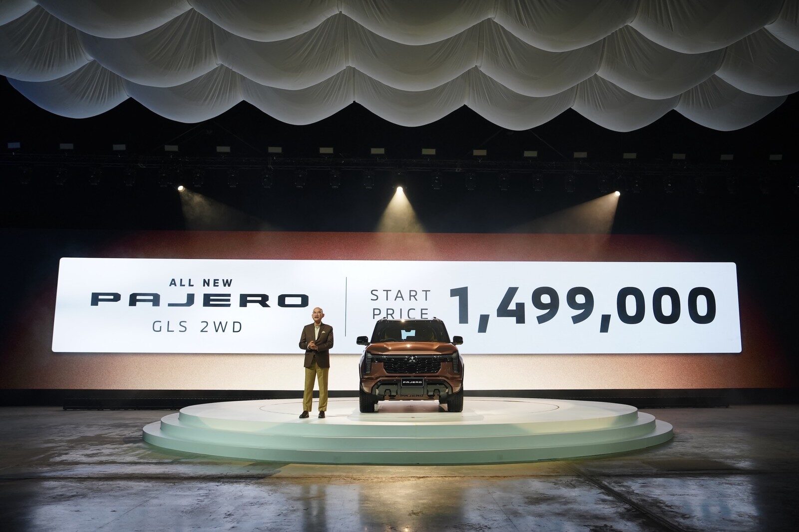 ป้ายราคา Pajero GLS 2WD 1,499,000 บาท บนเวทีเปิดตัว