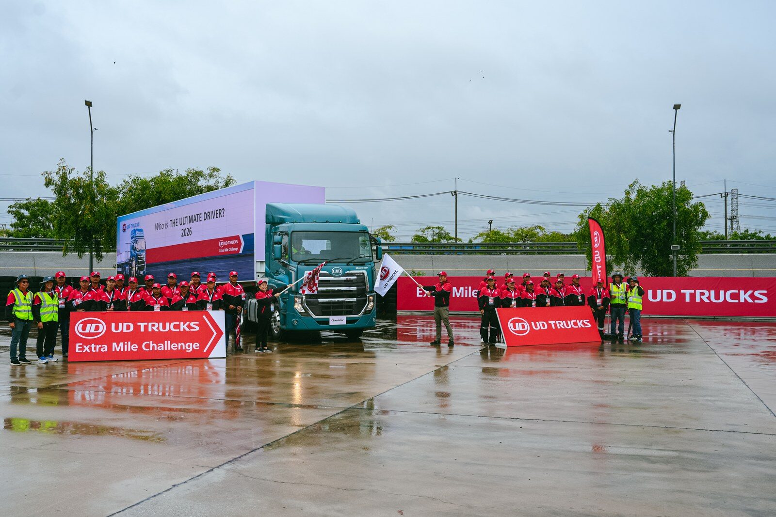 ผู้เข้าแข่งขันรอบชิงชนะเลิศ 26 คนในการแข่งขัน UD Extra Mile Challenge Thailand 2026 พร้อมรถบรรทุก UD Quester
