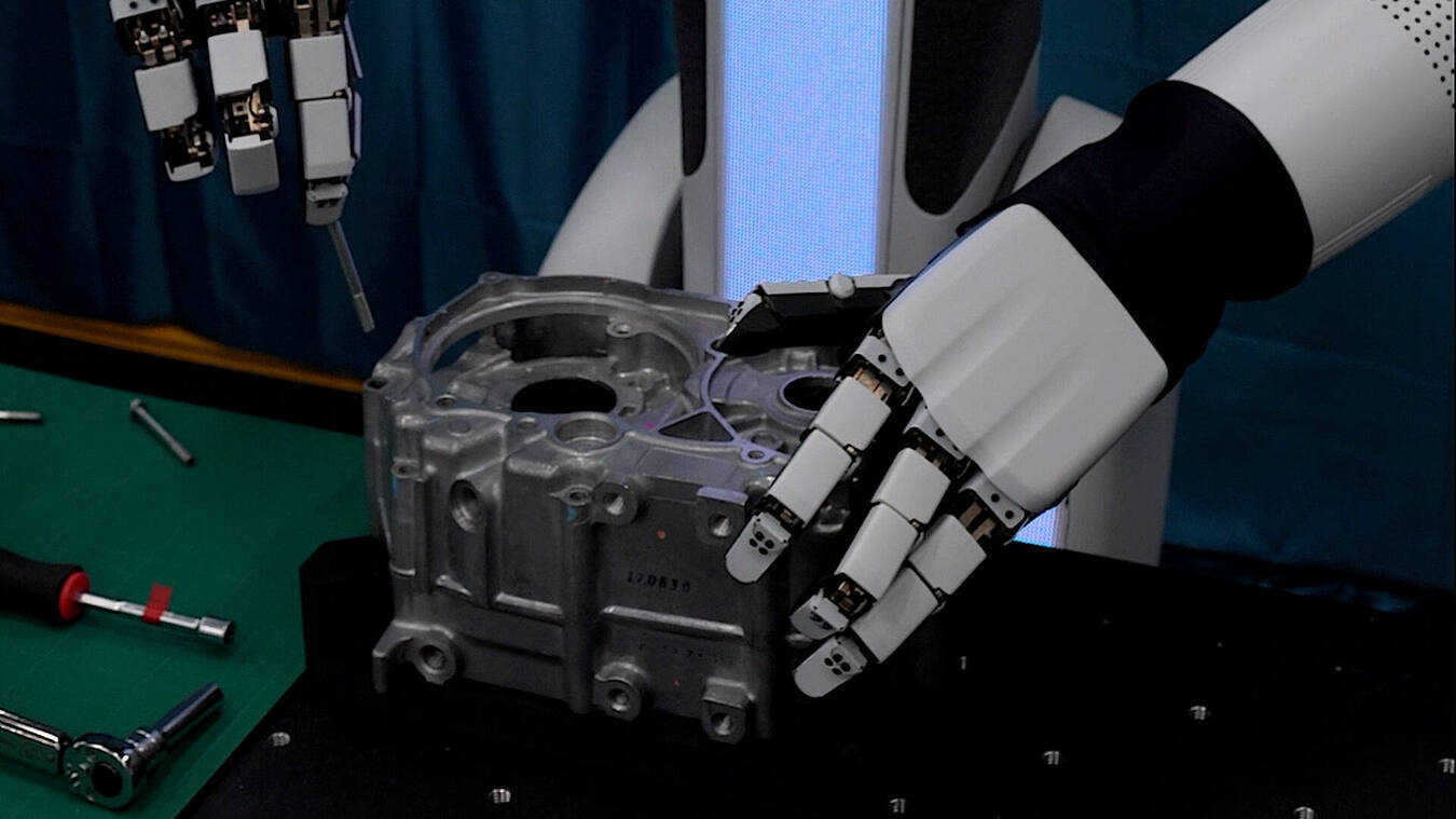 มือหุ่นยนต์ Honda Avatar หยิบจับชิ้นส่วนเครื่องยนต์