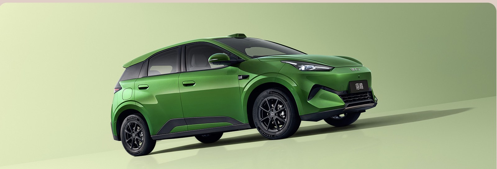 BYD Seagull เจน 2 สีเขียว มุมด้านหน้าเฉียงบนฉากสีเขียวอ่อน