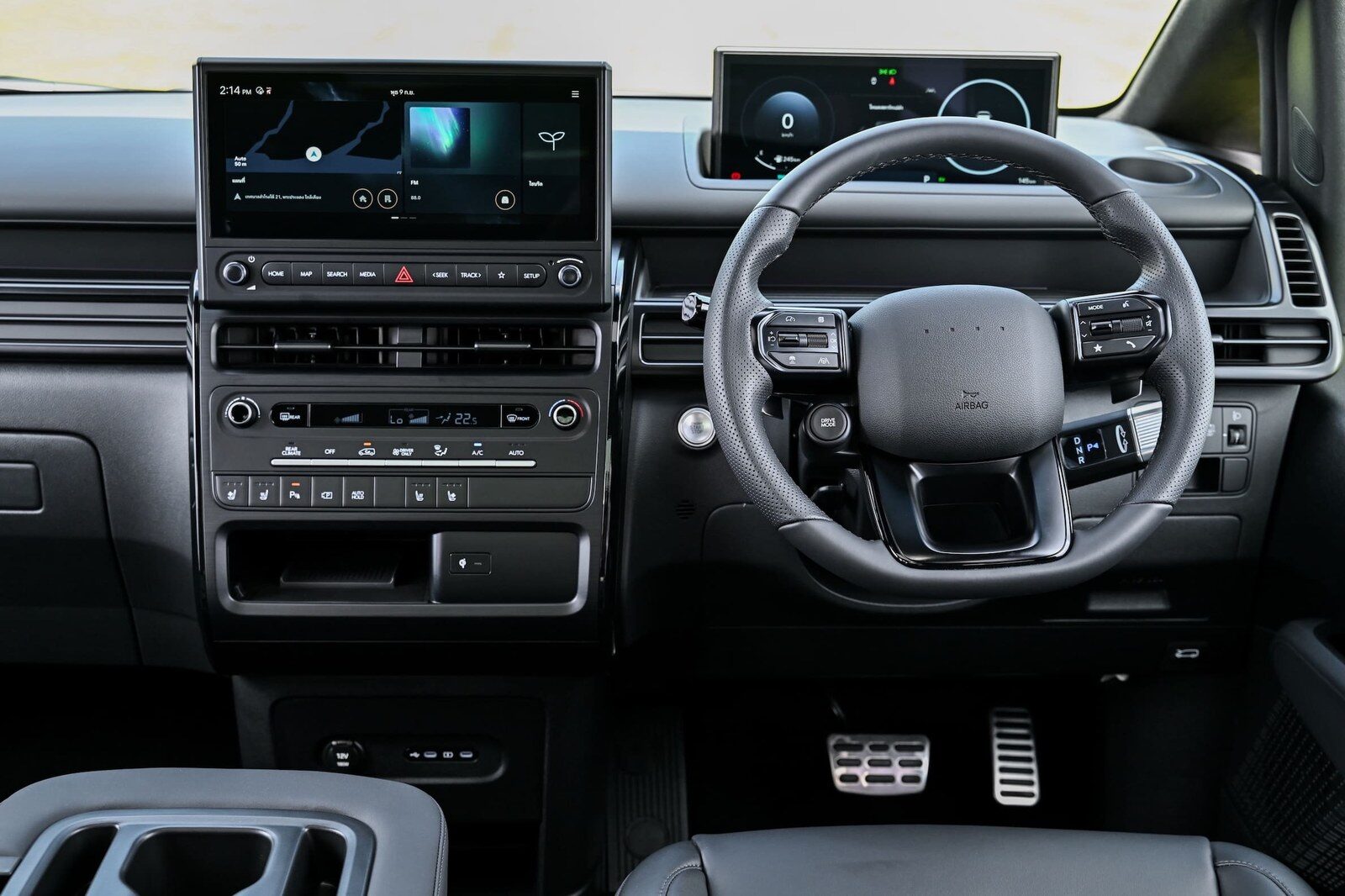 แผงคอนโซลและพวงมาลัยขวาภายในห้องโดยสาร Hyundai STARIA Hybrid