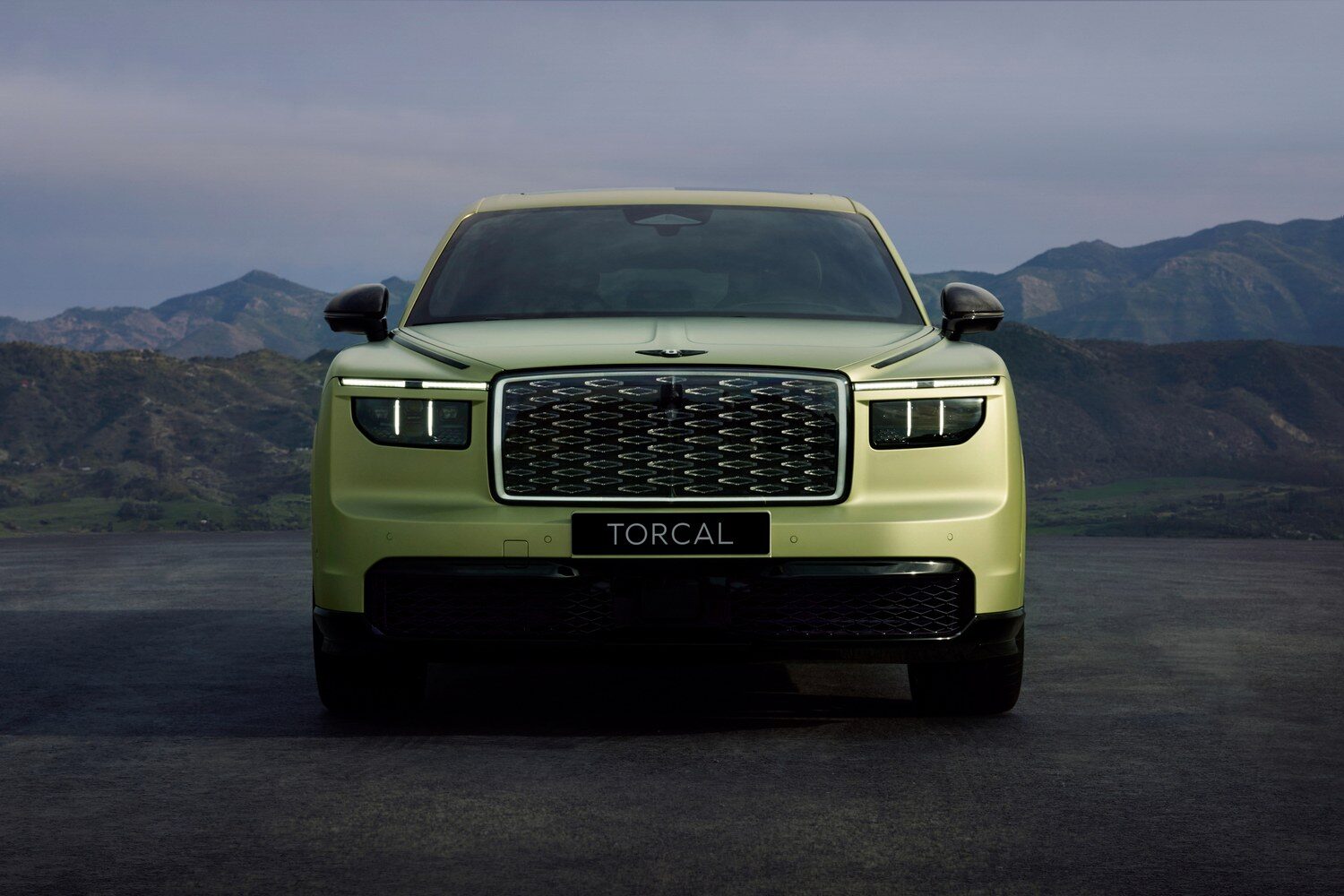 ด้านหน้าตรงของ Bentley Torcal กระจังหน้าลายเพชรและไฟหน้า