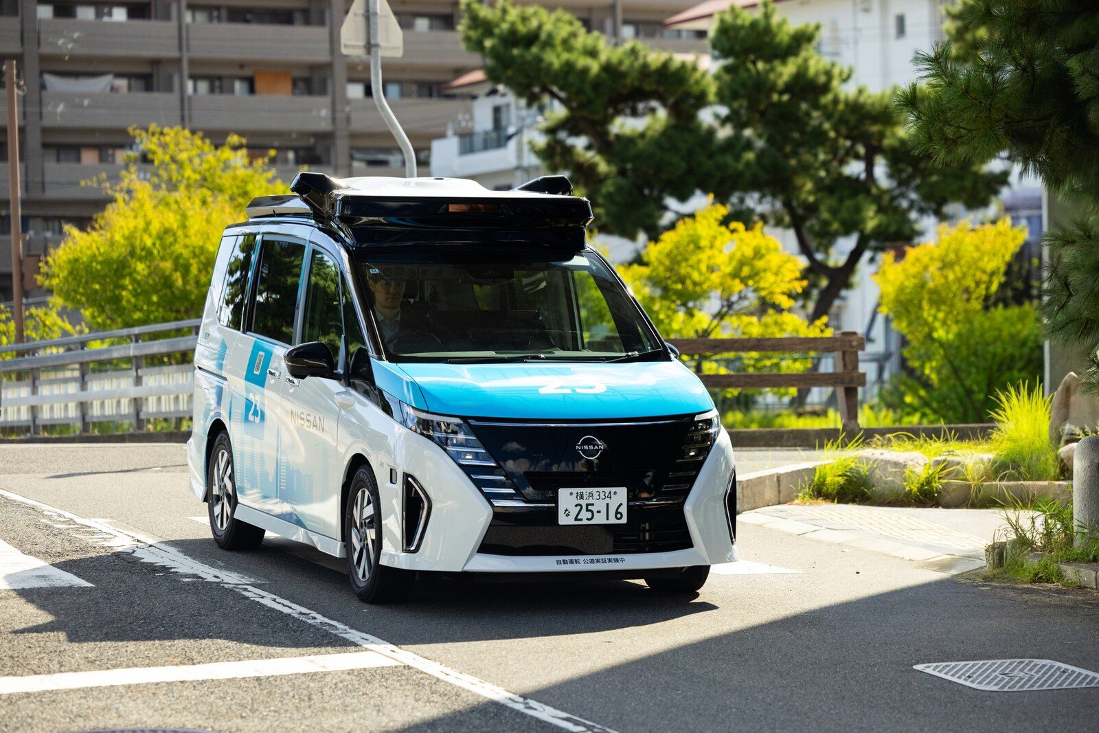 Nissan Serena ขับขี่อัตโนมัติวิ่งบนถนนในโกเบ มองเห็นผู้ขับขี่ในรถ