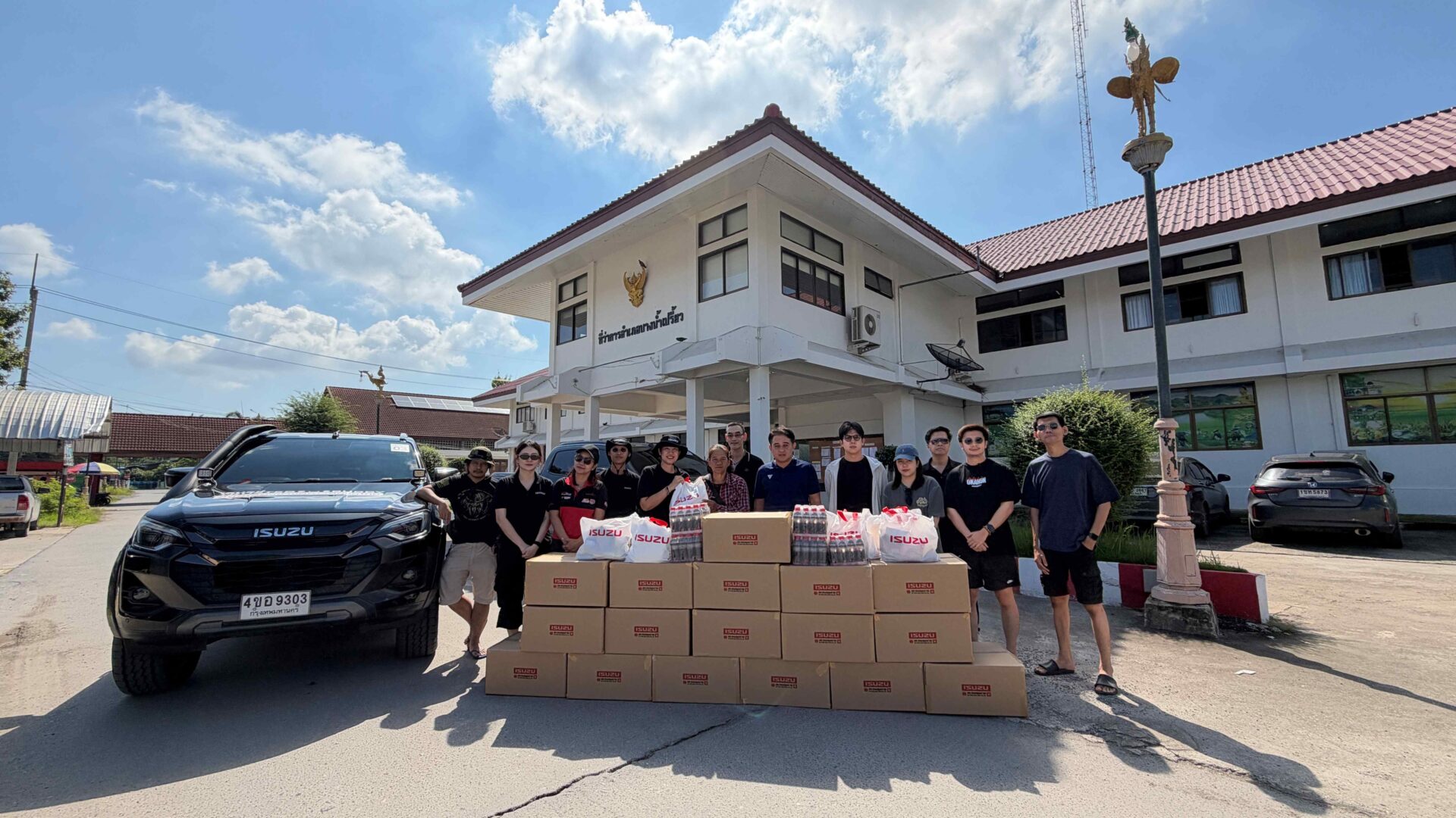 อีซูซุส่งมอบสิ่งของช่วยเหลือผู้ประสบอุทกภัย ณ ที่ว่าการอำเภอบางน้ำเปรี้ยว ฉะเชิงเทรา
