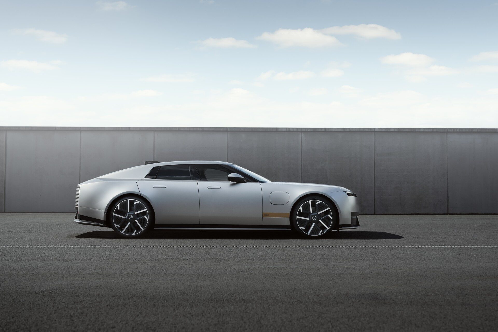 Jaguar Type 01 ด้านข้าง ฝากระโปรงยาว หลังคาต่ำ