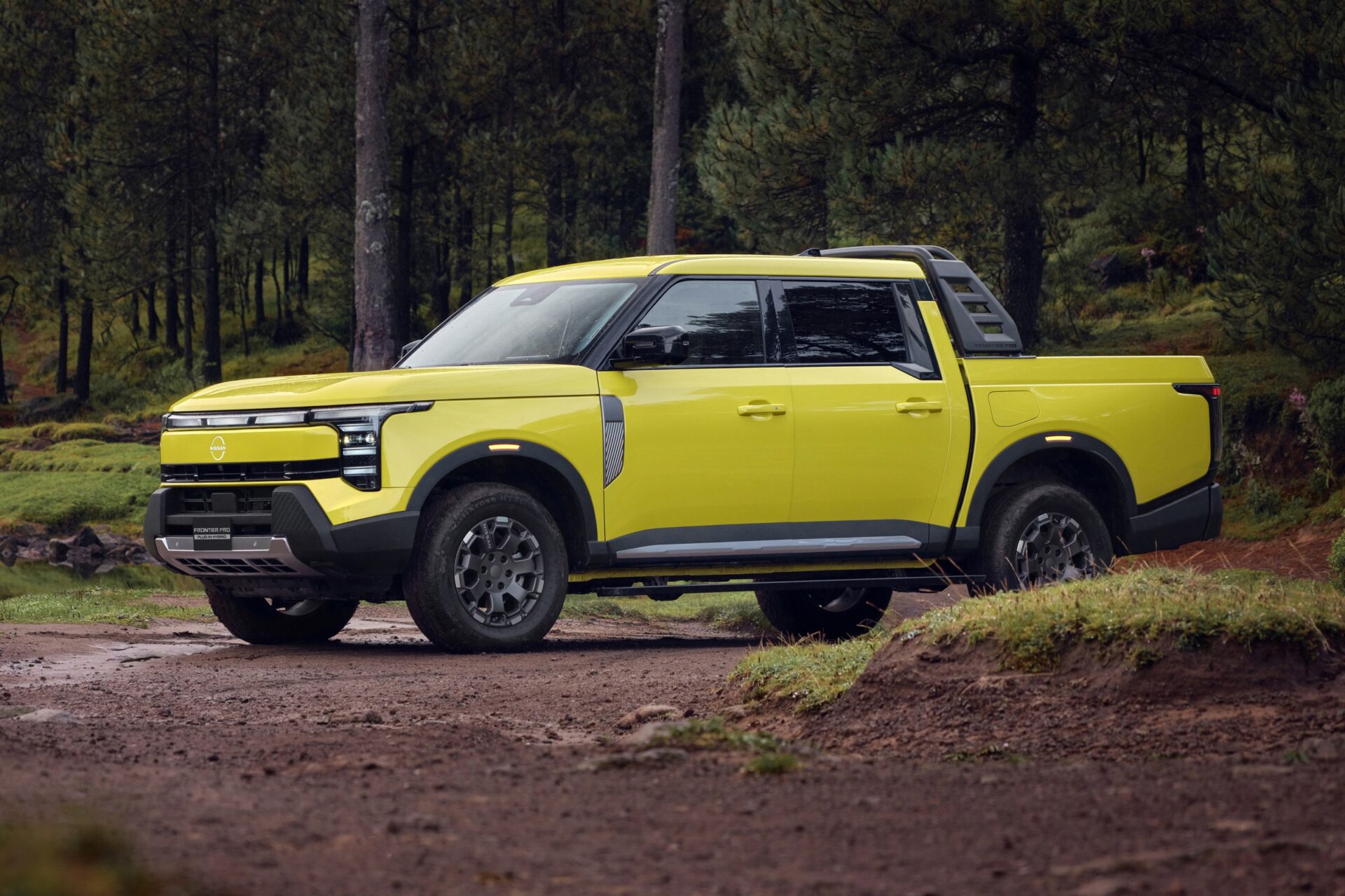 Nissan Frontier Pro ด้านข้างซ้ายบนพื้นดิน มีแคร่ครอบกระบะด้านหลัง