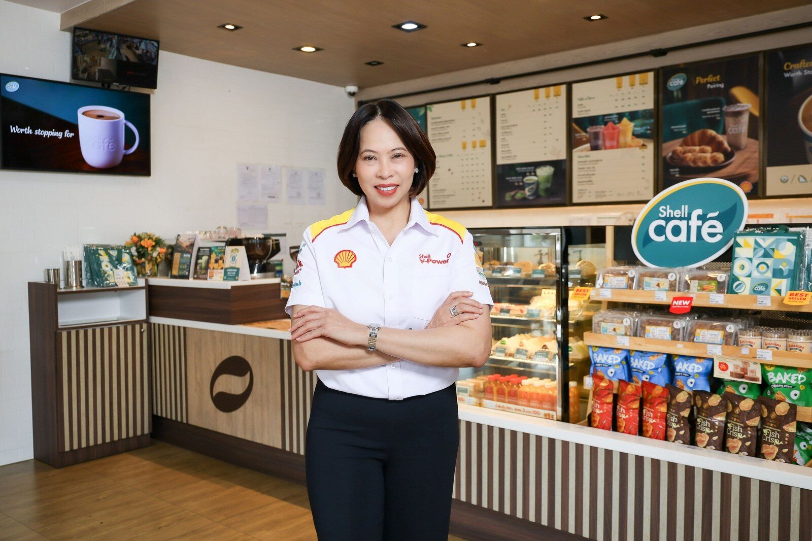 นางสาวอรอุทัย ณ เชียงใหม่ ยืนกอดอกในร้าน Shell Café