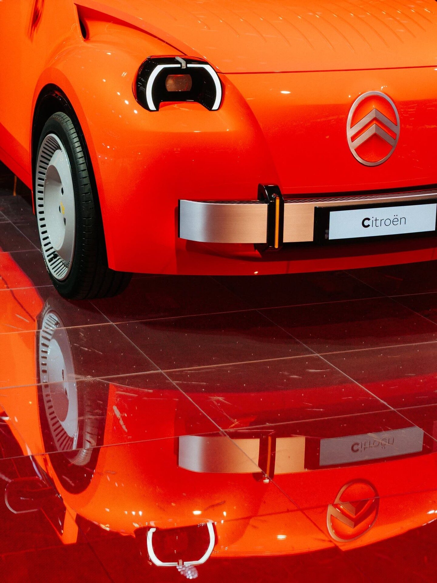 ไฟหน้าทรงกลมและโลโก้เชฟรอนของ Citroen 2 CV Concept