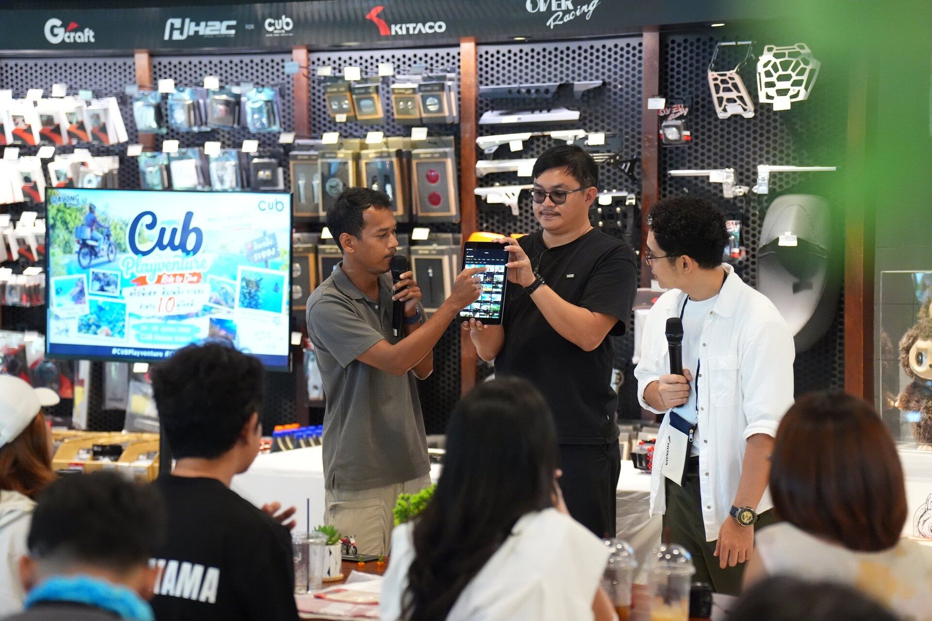 วิทยากรสาธิตการถ่ายภาพในช่วง Photography Workshop ที่ CUB House ระยอง