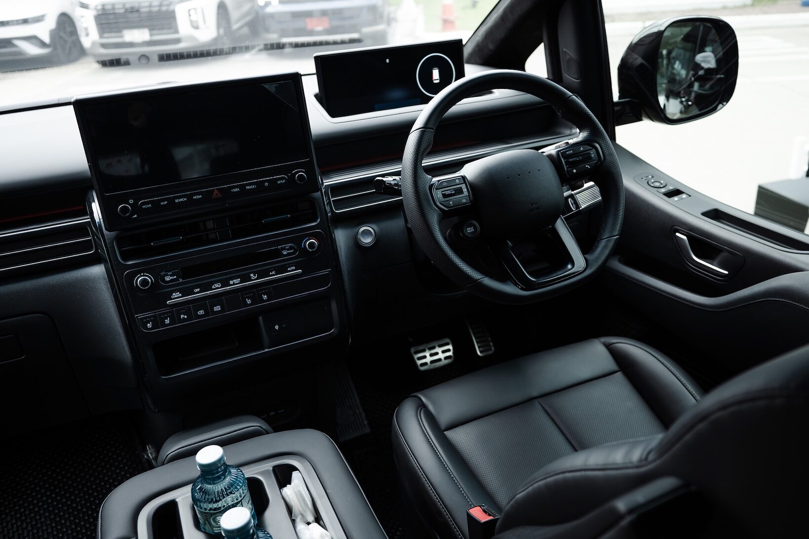 ห้องคนขับ Hyundai STARIA Hybrid 2026 หน้าจอเรือนไมล์และจอกลาง