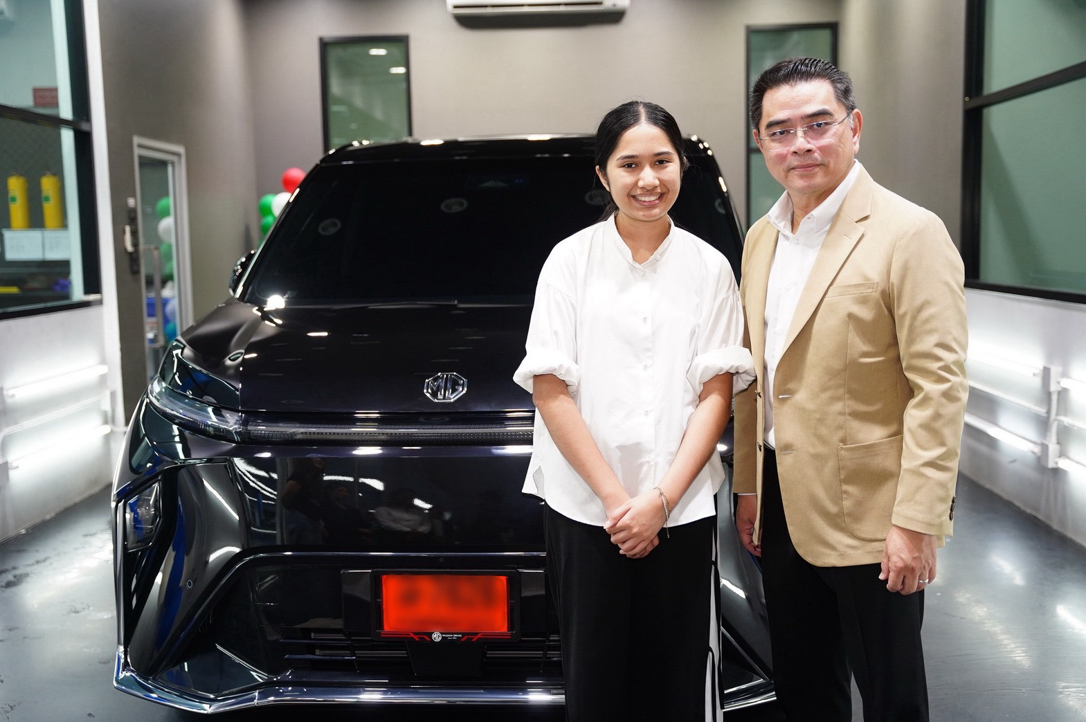 เนเน่ รอยัล กับ NEW MG MAXUS 9 V PLUS