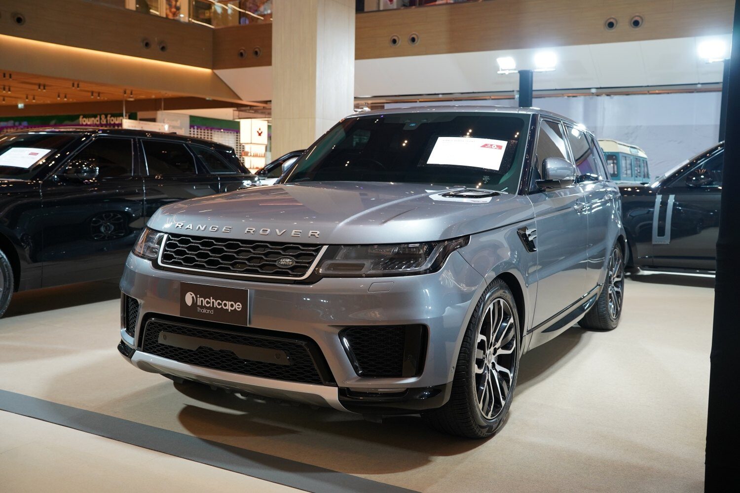 Range Rover Sport สีเทาในงาน INCHCAPE PRE-OWNED SALE 2026