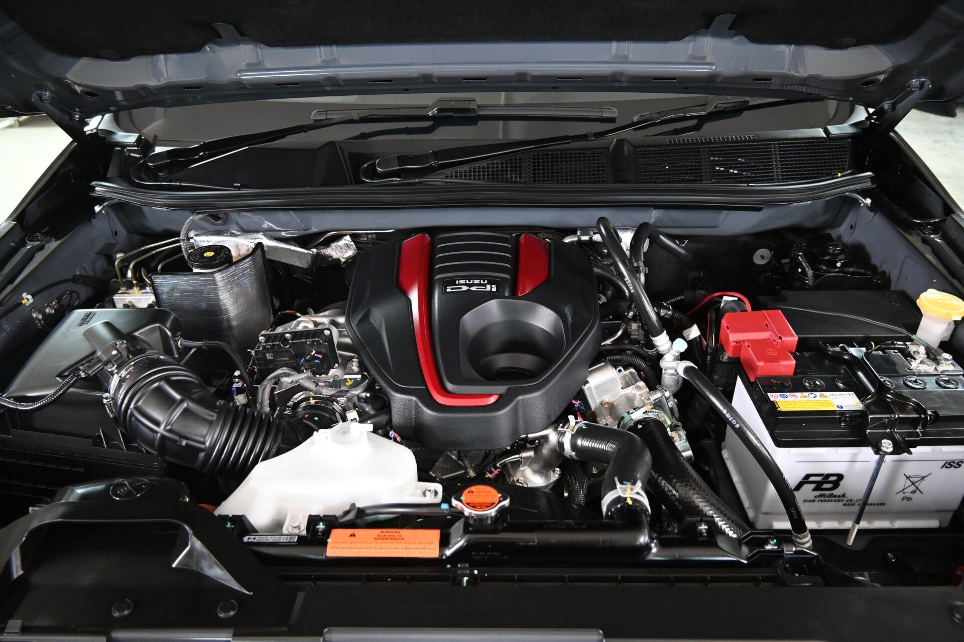 ห้องเครื่อง 2.2 Ddi MAXFORCE Biturbo ใน D-MAX V-CROSS