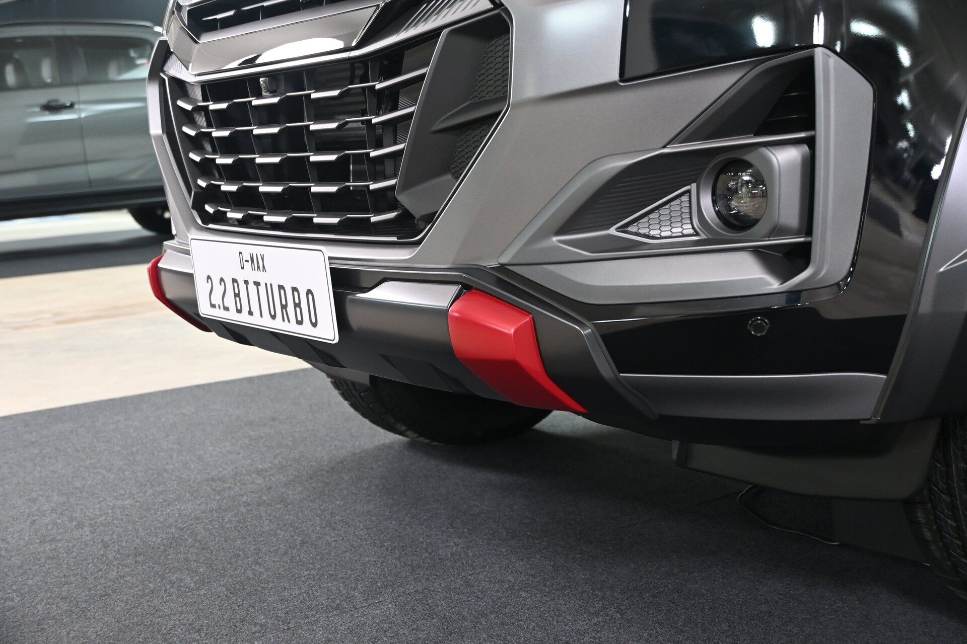 กันชนหน้า Armor Design สี Dark Gray และ Red Metallic