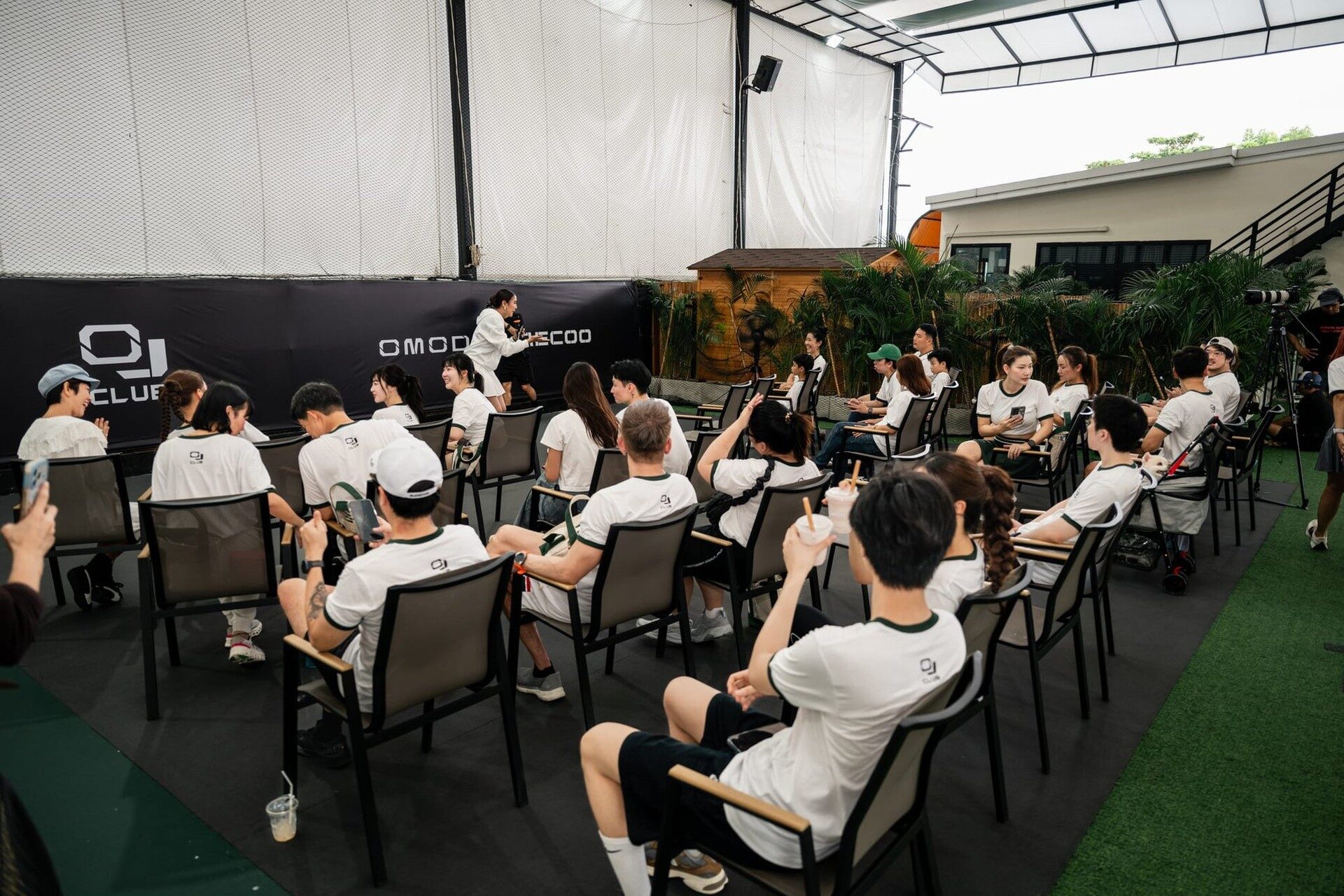 ผู้ร่วมงาน OJ CLUB นั่งฟังช่วงพูดคุยระหว่างกิจกรรม
