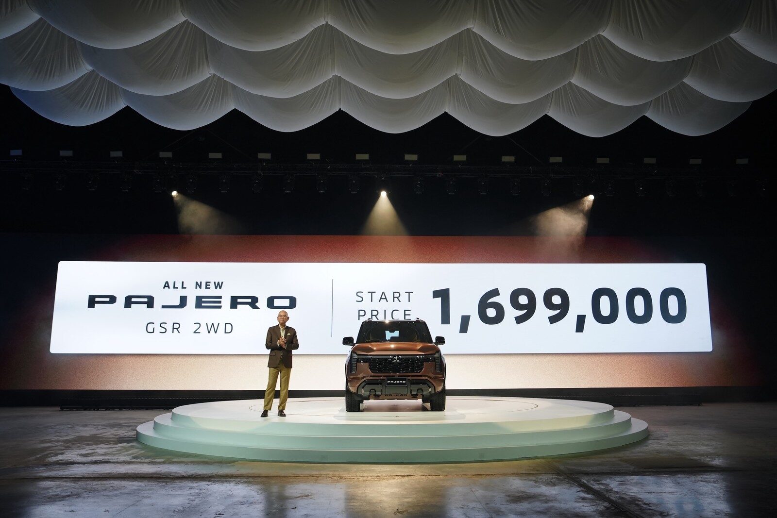 ป้ายราคา Pajero GSR 2WD 1,699,000 บาท บนเวทีเปิดตัว