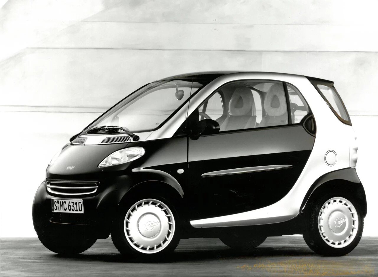 smart รุ่นแรก ภาพขาวดำ ตัวถังสองโทนเผยโครงสร้าง Tridion