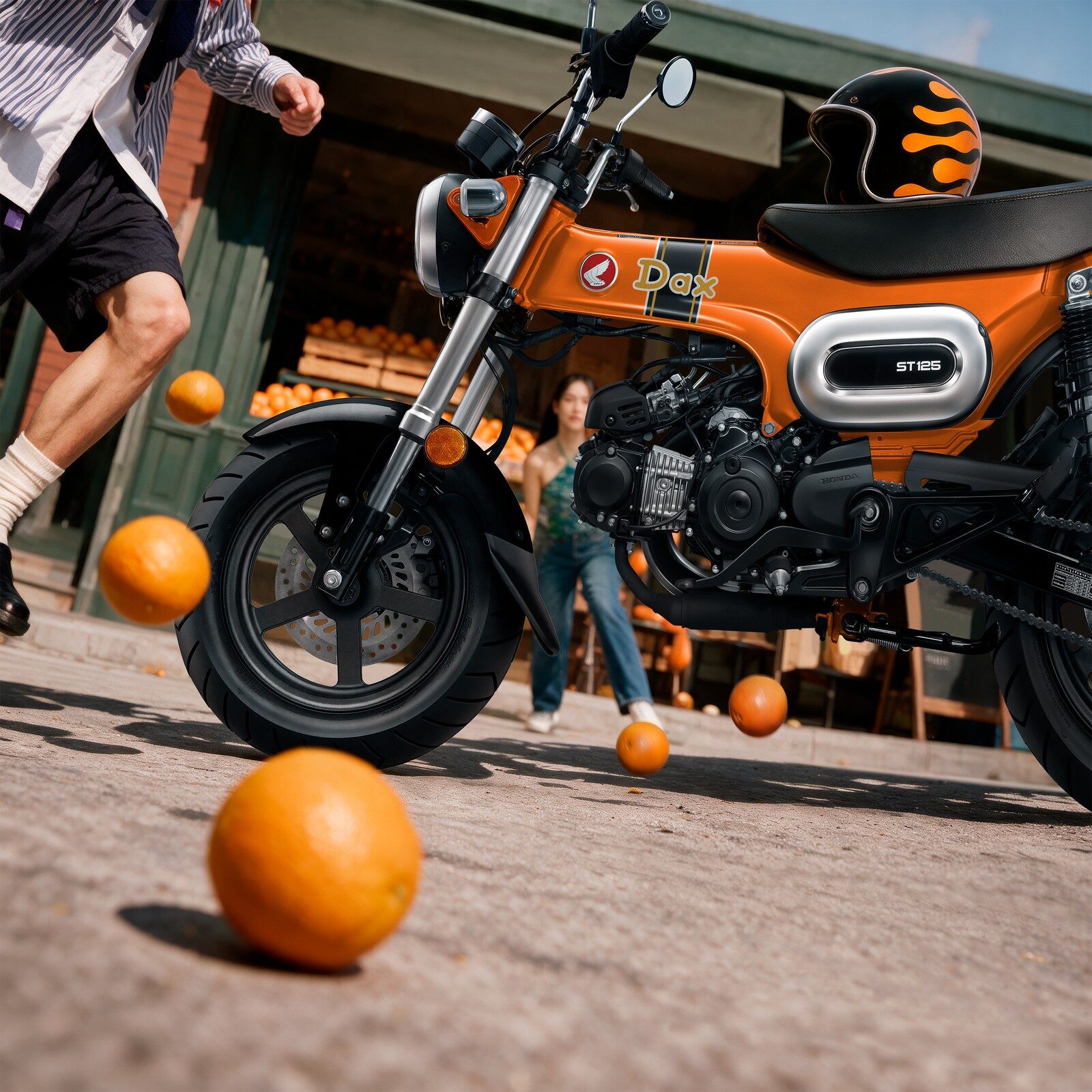 Honda Dax 125 สีส้ม ORANGINAL ภาพไลฟ์สไตล์