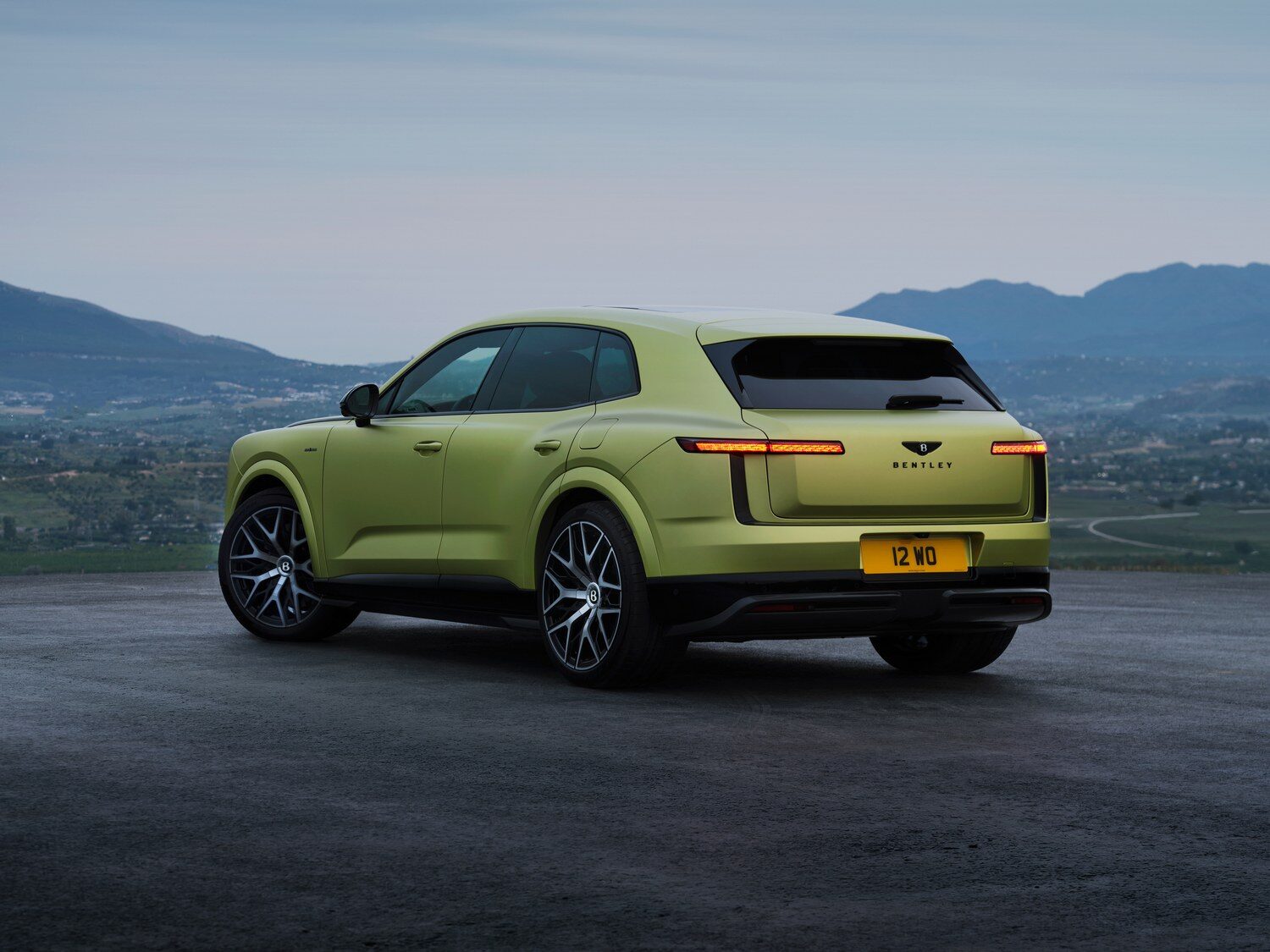 Bentley Torcal มุมหลังเฉียงบนจุดชมวิวหุบเขา