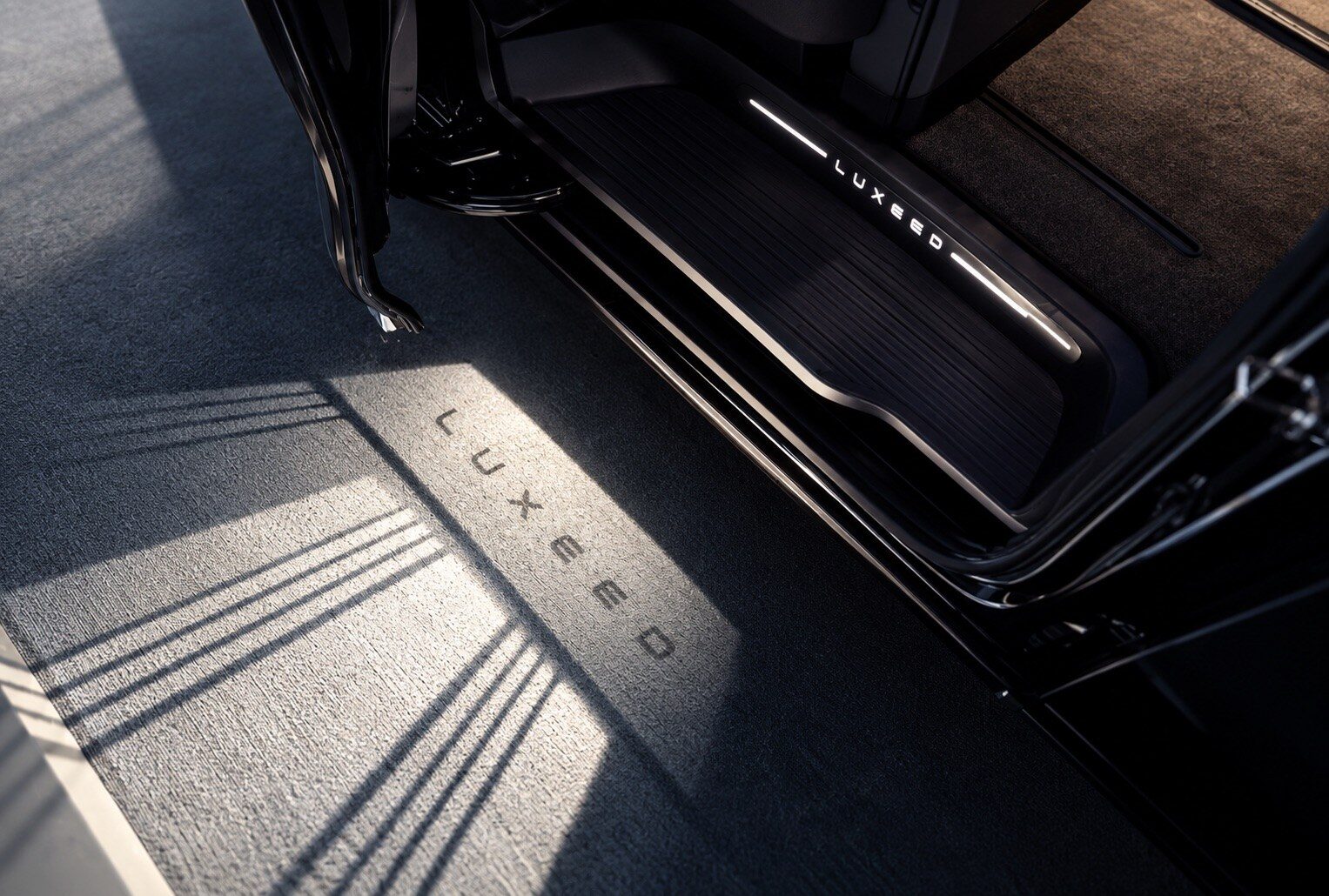 LUXEED EHV V9 2026 เผยโฉมในไทย MPV หรูเบาะหมุน 180 องศา 4