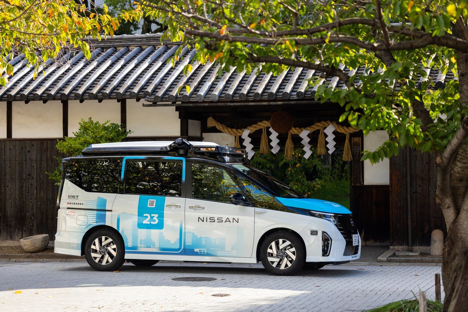 ด้านข้างของ Nissan Serena ขับขี่อัตโนมัติ หมายเลข 23 จอดข้างอาคารไม้ในโกเบ