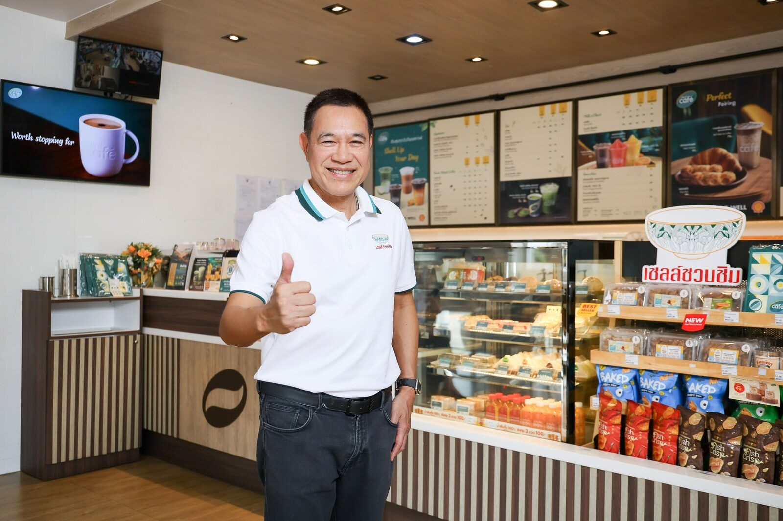 ม.ล.ภาสันต์ สวัสดิวัตน์ ยกนิ้วโป้งในร้าน Shell Café