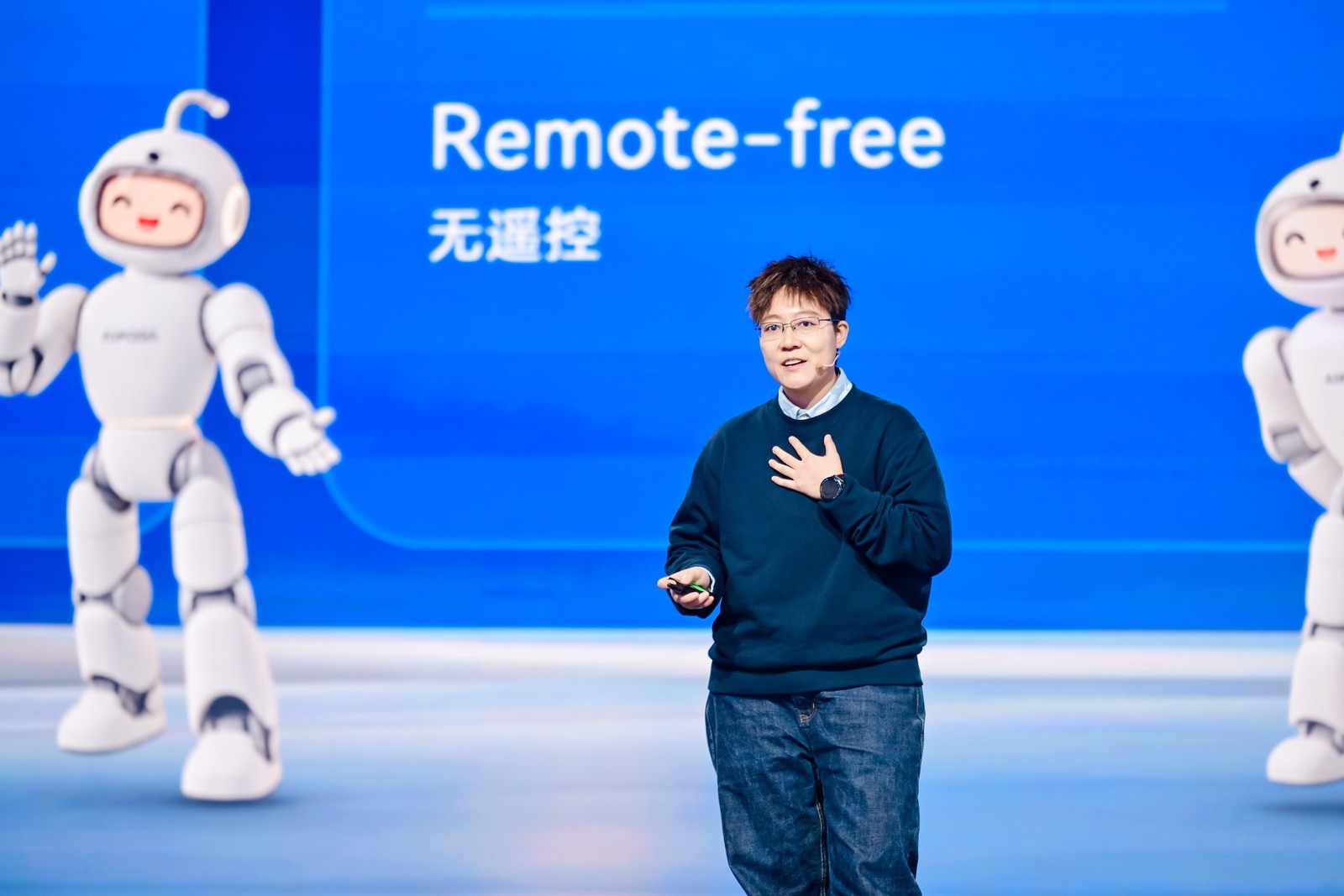 อีเว็ตต์ เกา ผู้อำนวยการฝ่ายผลิตภัณฑ์ AiMOGA Robotics บรรยายบนเวทีเปิดตัว Mobo