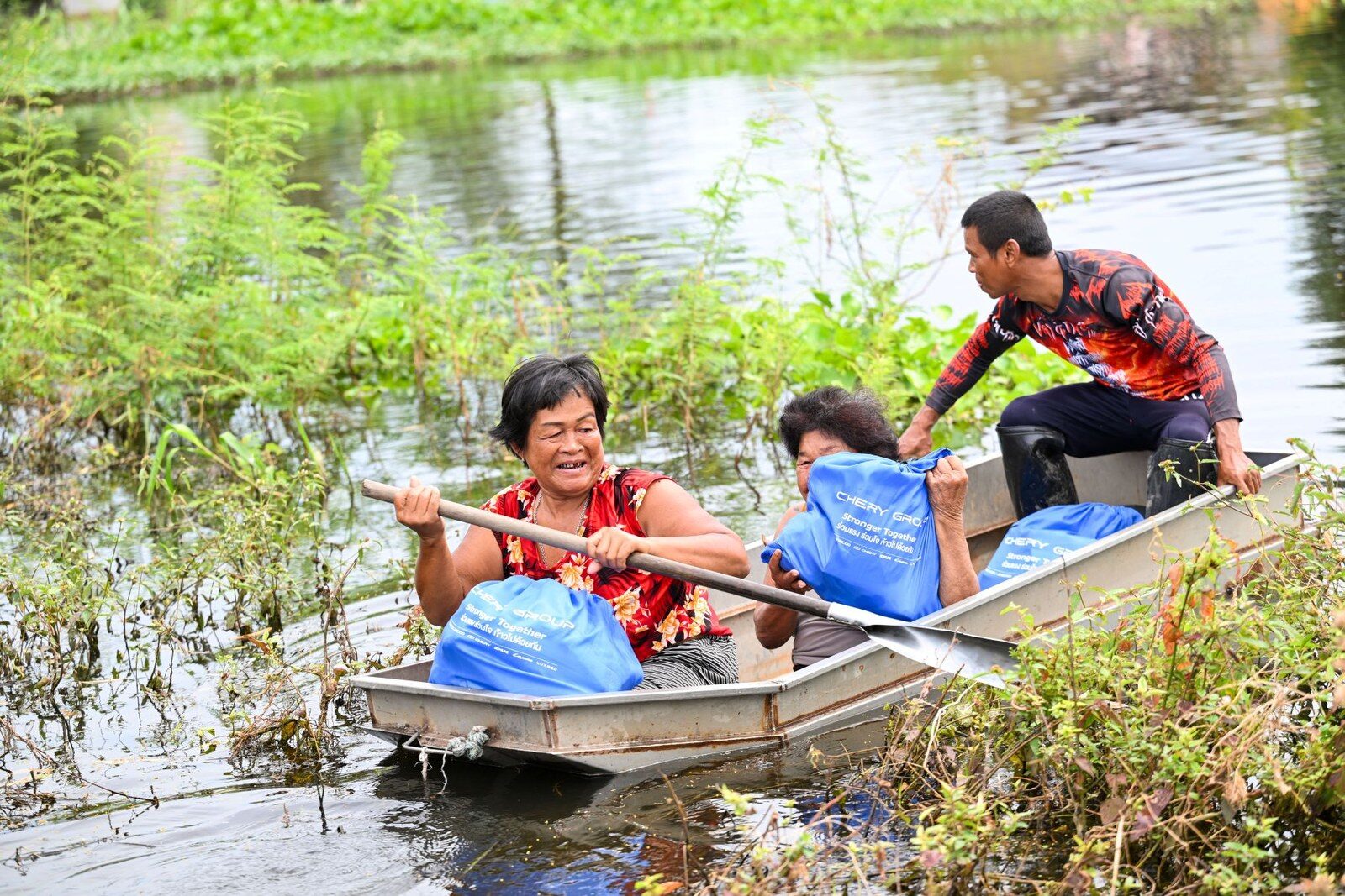 ชาวบ้านพายเรือรับมอบถุงยังชีพจากทีมงาน CHERY GROUP ตำบลบางสมบูรณ์