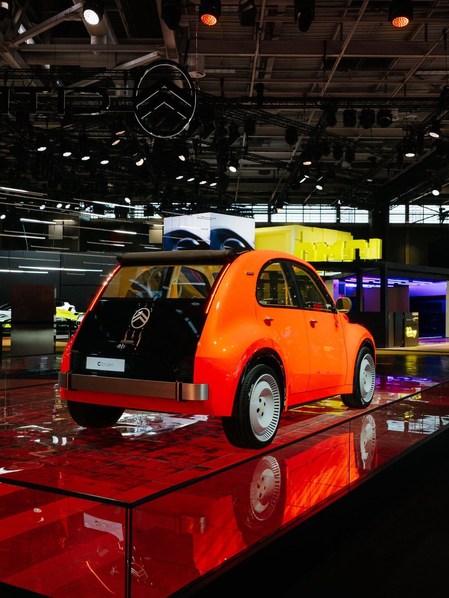 Citroen 2 CV Concept บนแท่นจัดแสดงในงานปารีส มอเตอร์โชว์