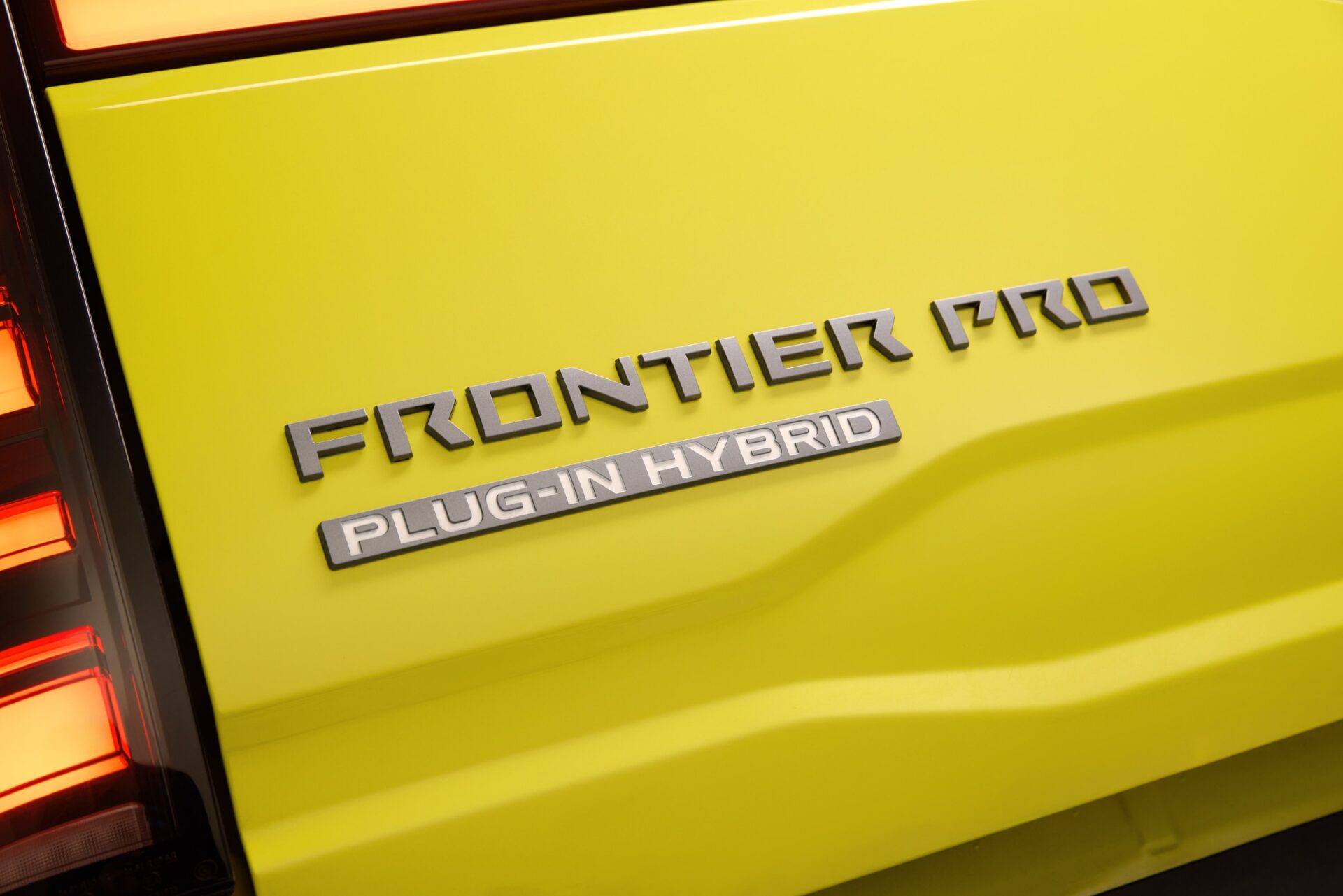 ป้าย Frontier Pro Plug-in Hybrid ที่ฝาท้ายรถสีเหลือง