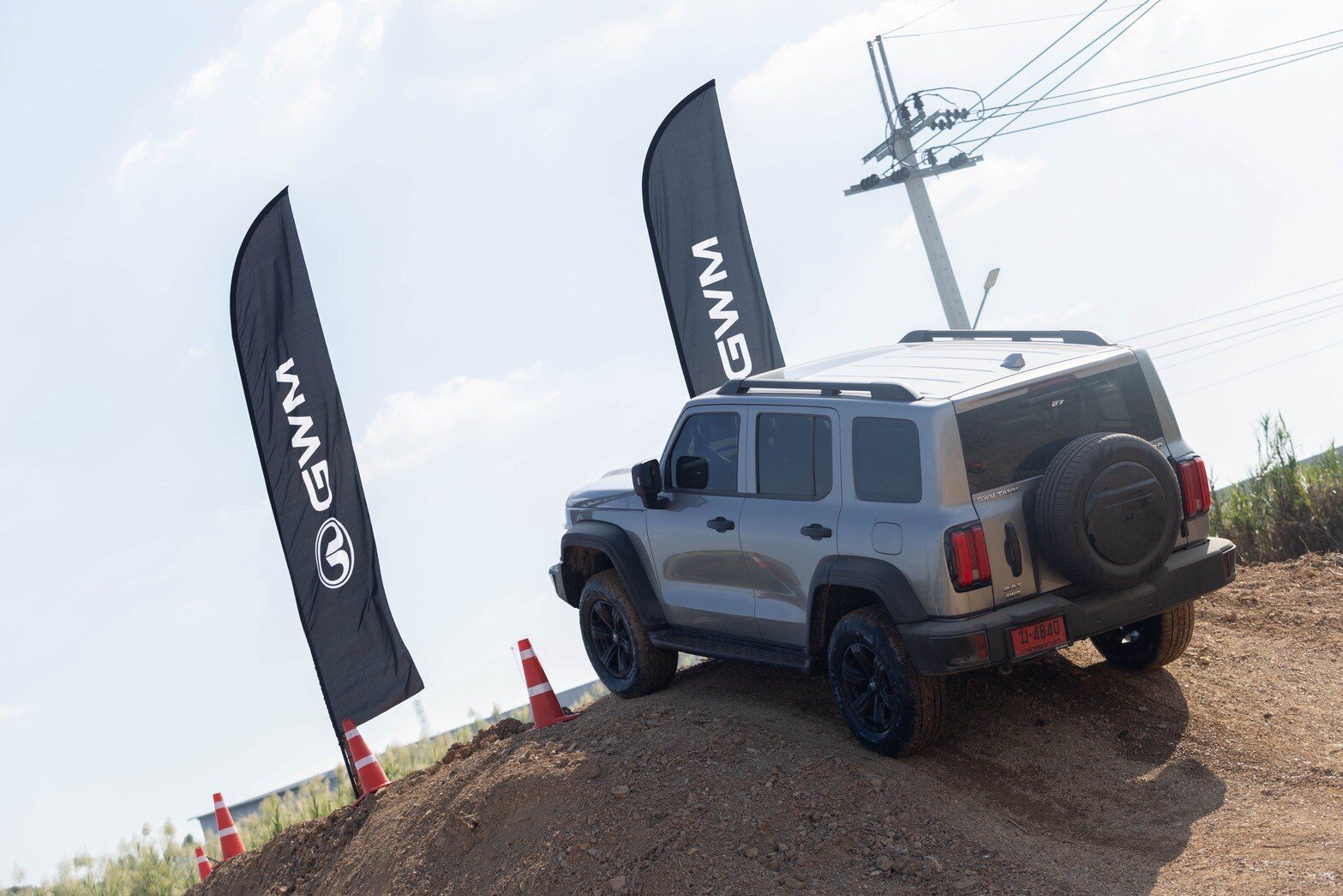 GWM Tank สีเทาบนเนินในสนามจำลอง