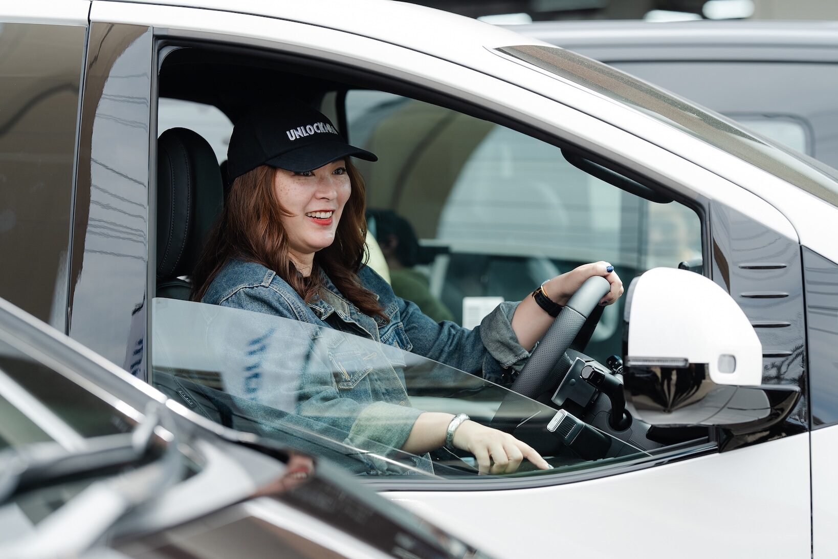 ผู้ขับ Hyundai STARIA Hybrid 2026 มองออกนอกหน้าต่างคนขับ
