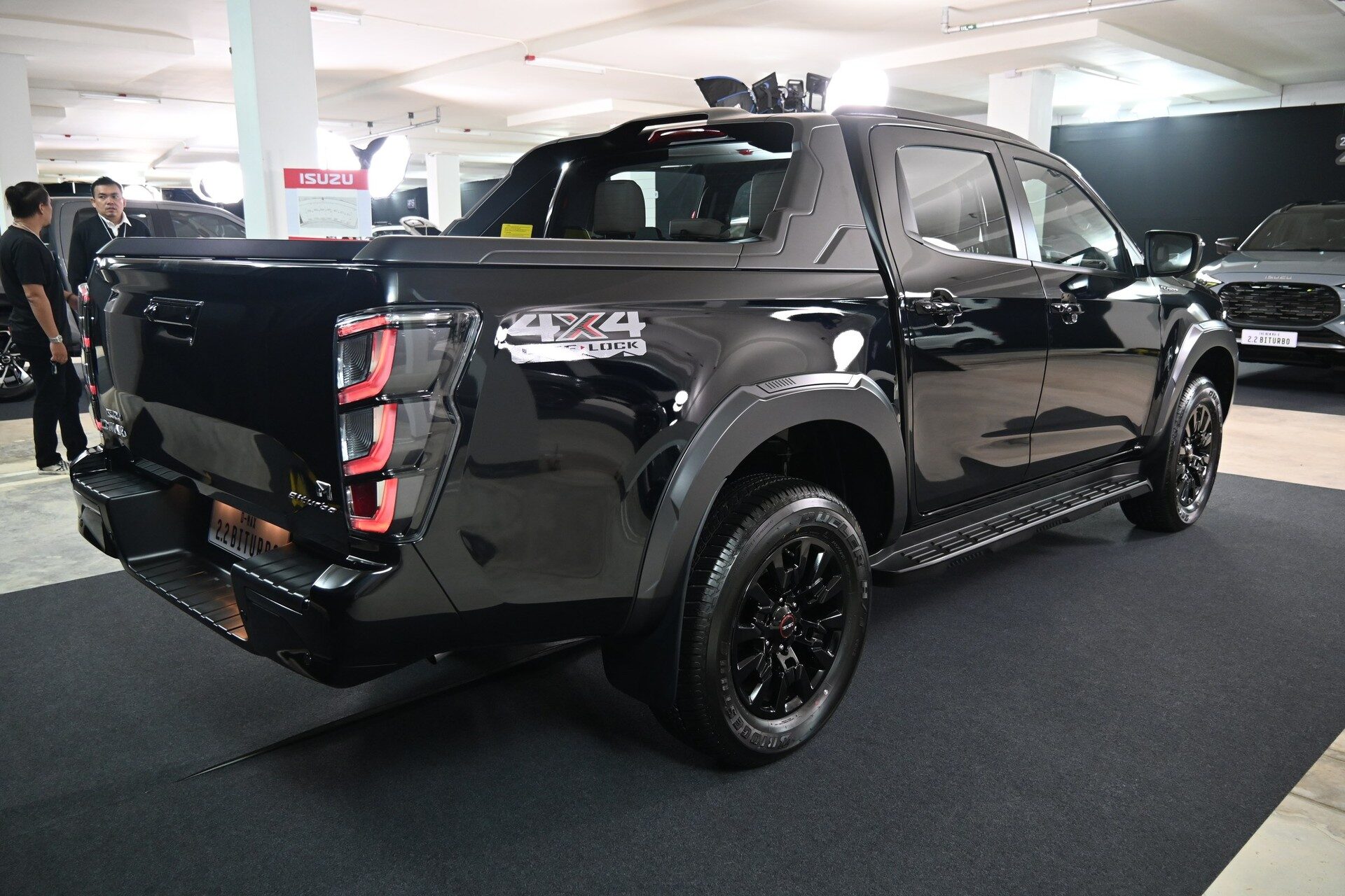 ISUZU D-MAX V-CROSS 4 ประตู เกรด M ด้านท้าย
