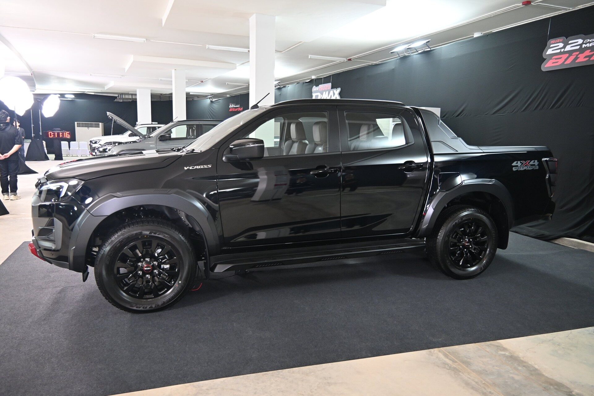 D-MAX V-CROSS 4 ประตู ด้านข้าง