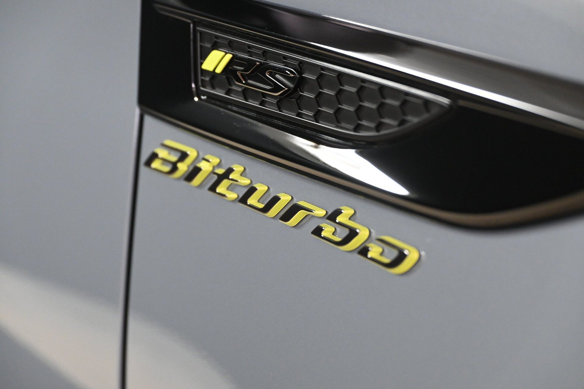 โลโก้ Biturbo สี Black Chrome-Lime Green ที่แก้มหน้า MU-X RS