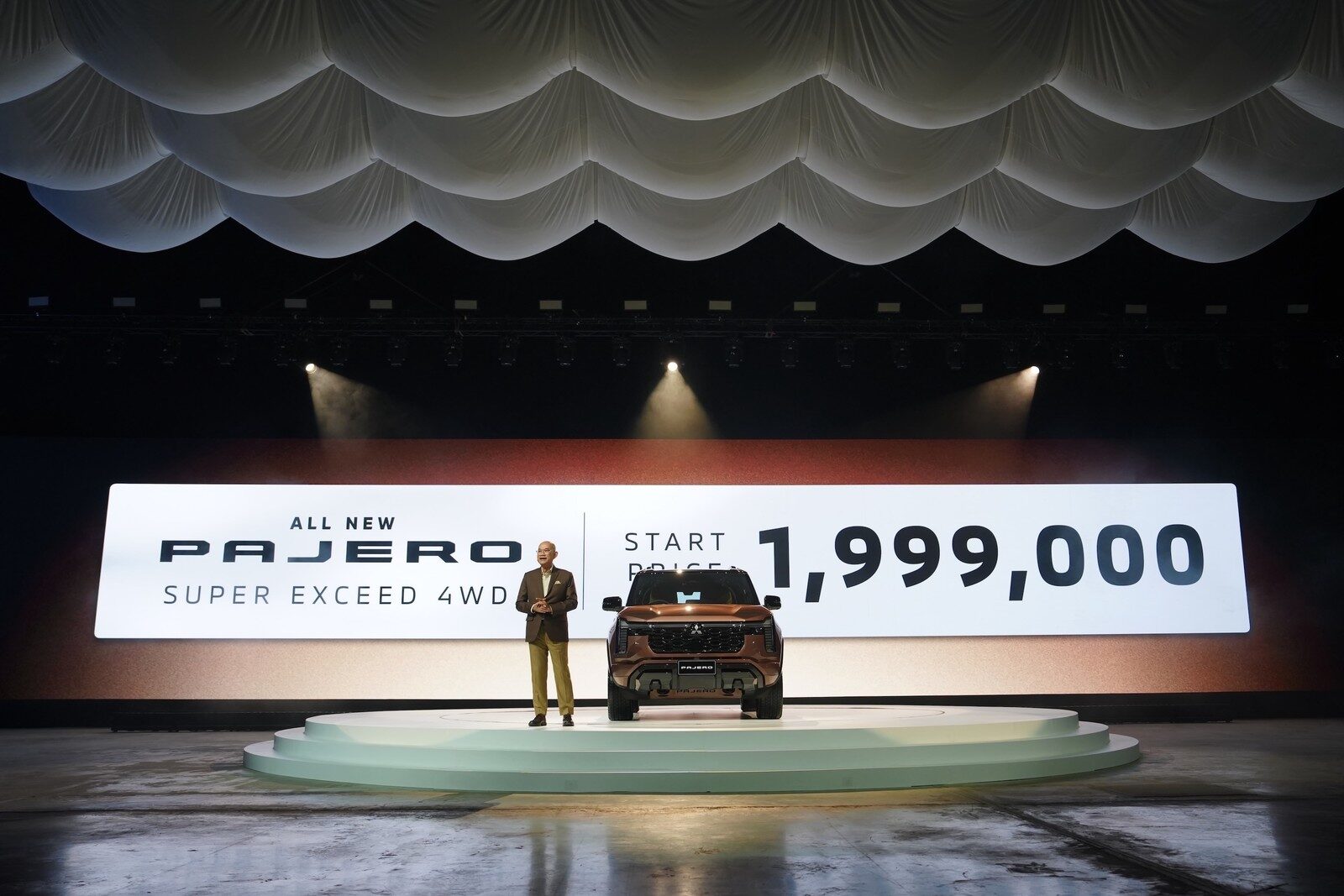 ป้ายราคา Pajero Super Exceed 4WD 1,999,000 บาท บนเวทีเปิดตัว