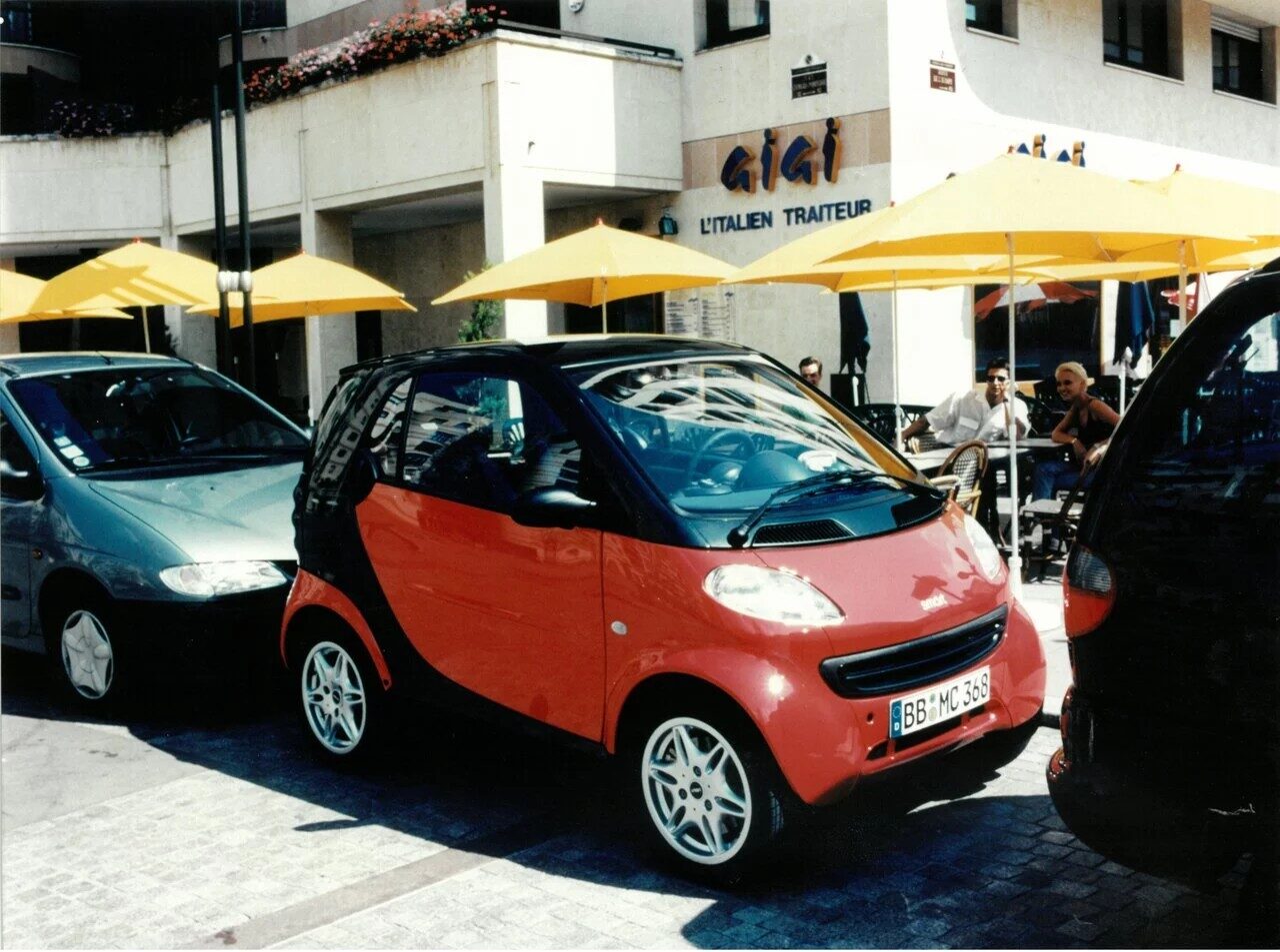 smart City-Coupé สีแดงจอดริมถนนในเมือง