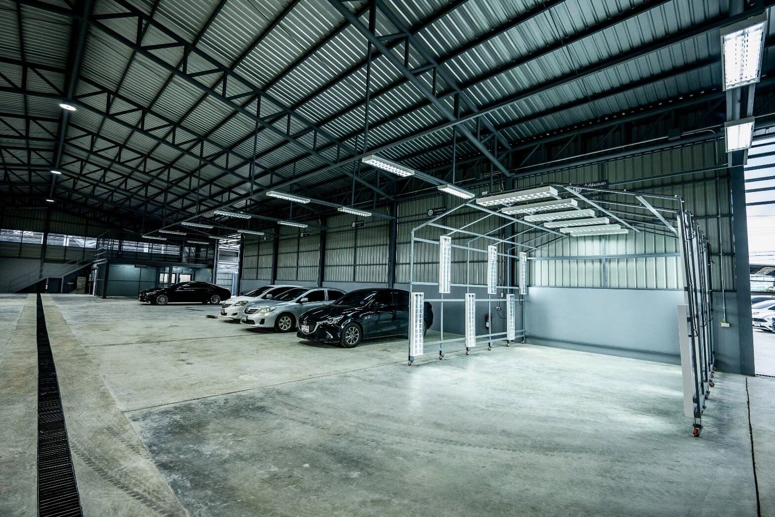โรงซ่อมสีและตัวถังโครงสร้างโปร่ง พร้อมห้องอบสีและรถจอดรอซ่อม