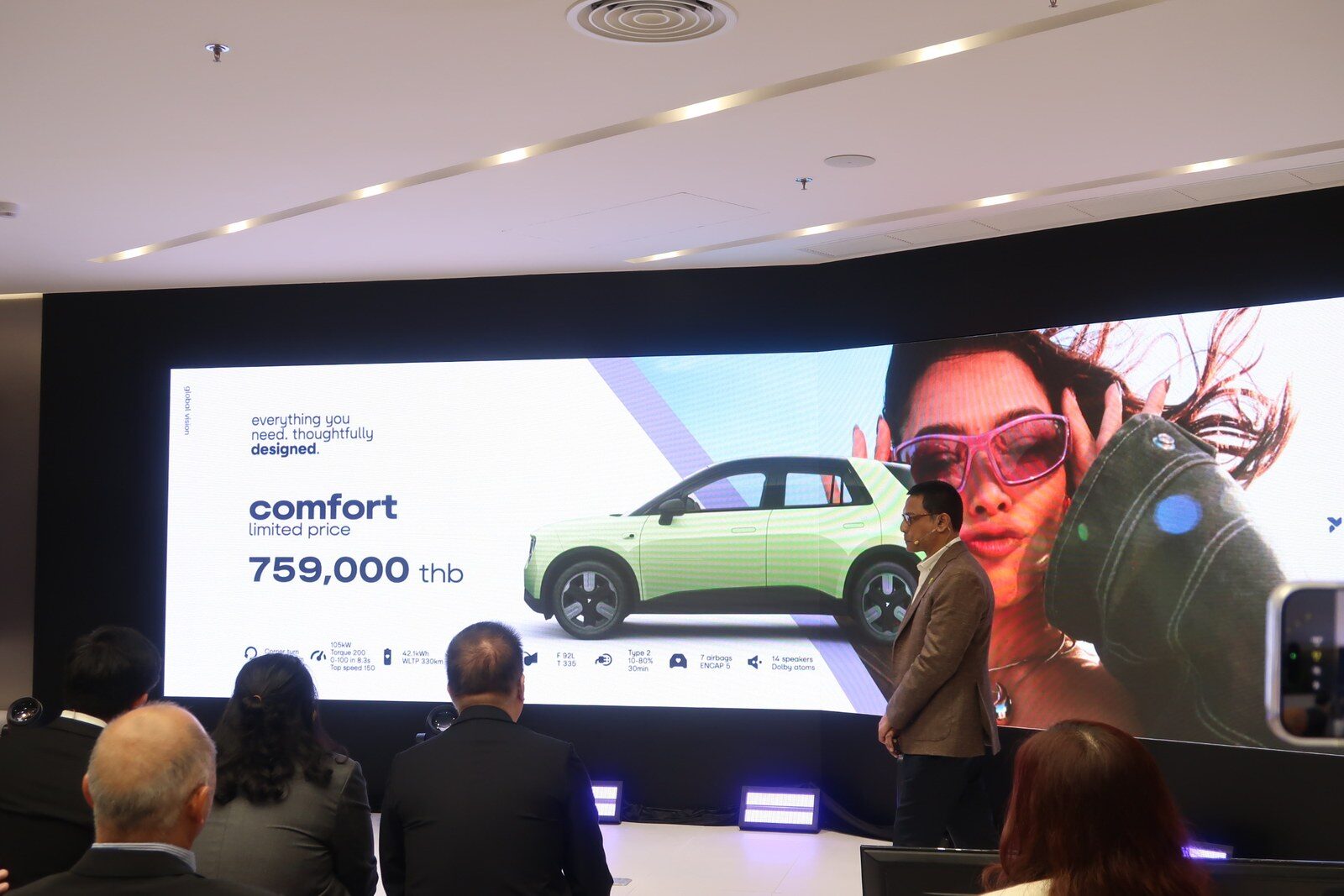 สไลด์ราคา 759,000 บาทของ Comfort บนเวทีนำเสนอ