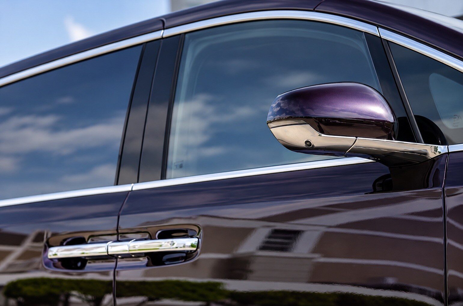 LUXEED EHV V9 2026 เผยโฉมในไทย MPV หรูเบาะหมุน 180 องศา 5