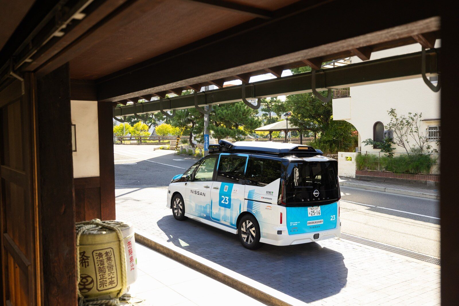 Nissan Serena ขับขี่อัตโนมัติจอดที่สี่แยกใกล้ทางรถไฟยกระดับในโกเบ